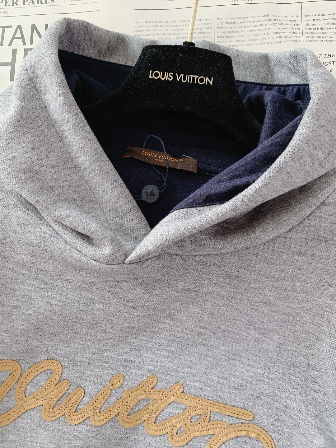 LouisVuitton 路易威登 2026SS早春新品贴布刺绣连帽卫衣。采用重磅高支棉混纺面料，经过预