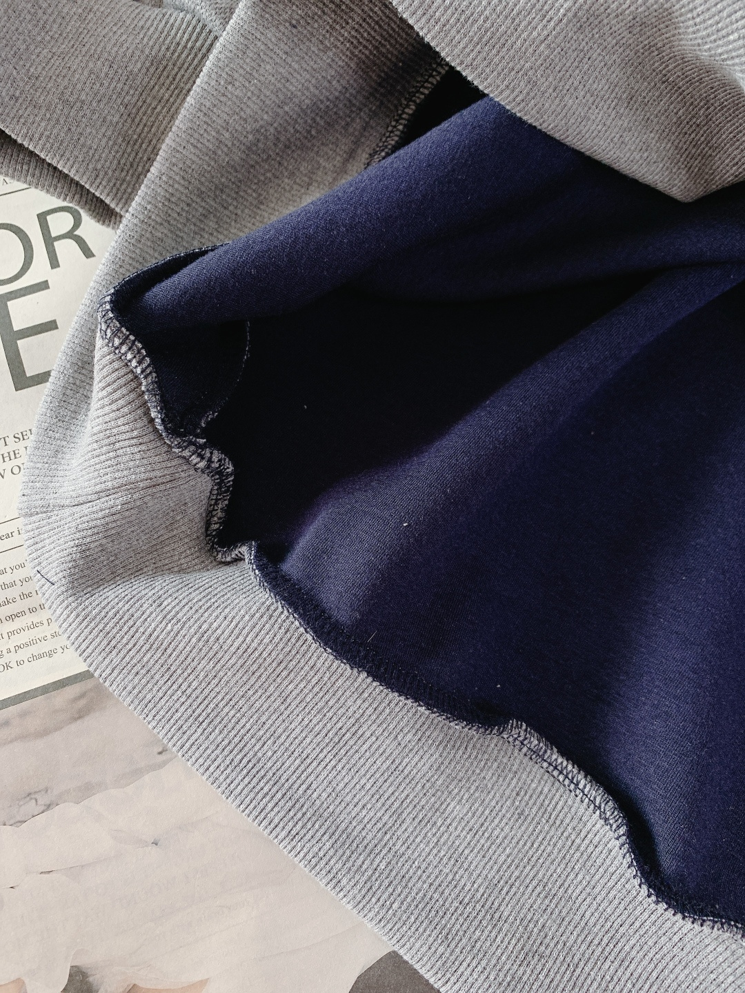 LouisVuitton 路易威登 2026SS早春新品贴布刺绣连帽卫衣。采用重磅高支棉混纺面料，经过预