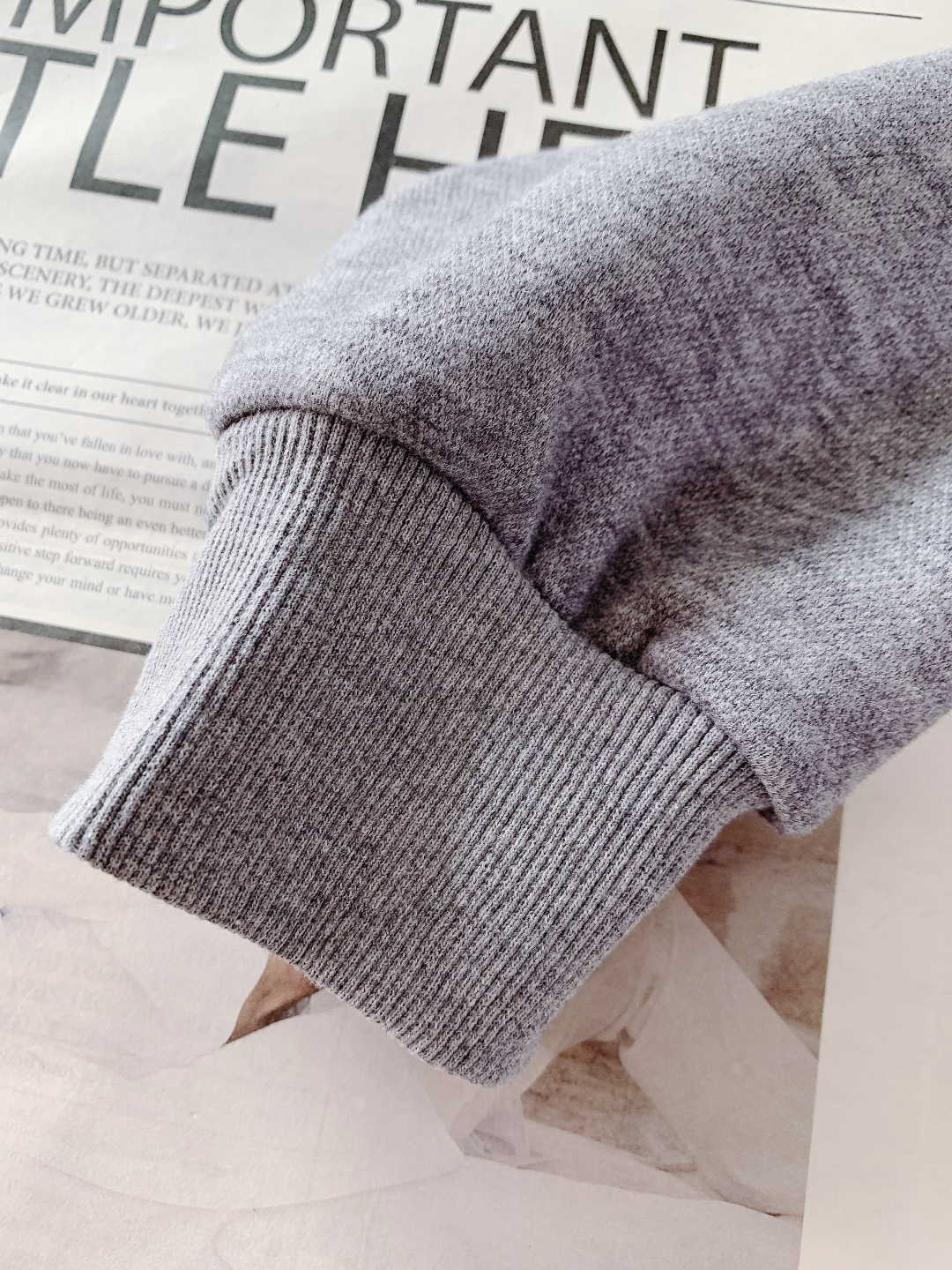 LouisVuitton 路易威登 2026SS早春新品贴布刺绣连帽卫衣。采用重磅高支棉混纺面料，经过预