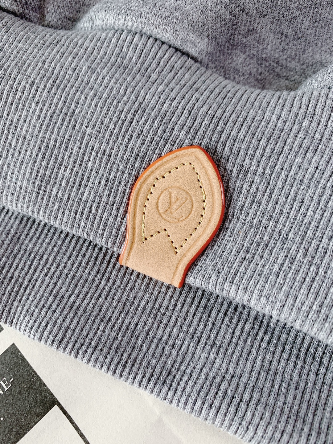 LouisVuitton 路易威登 2026SS早春新品贴布刺绣连帽卫衣。采用重磅高支棉混纺面料，经过预