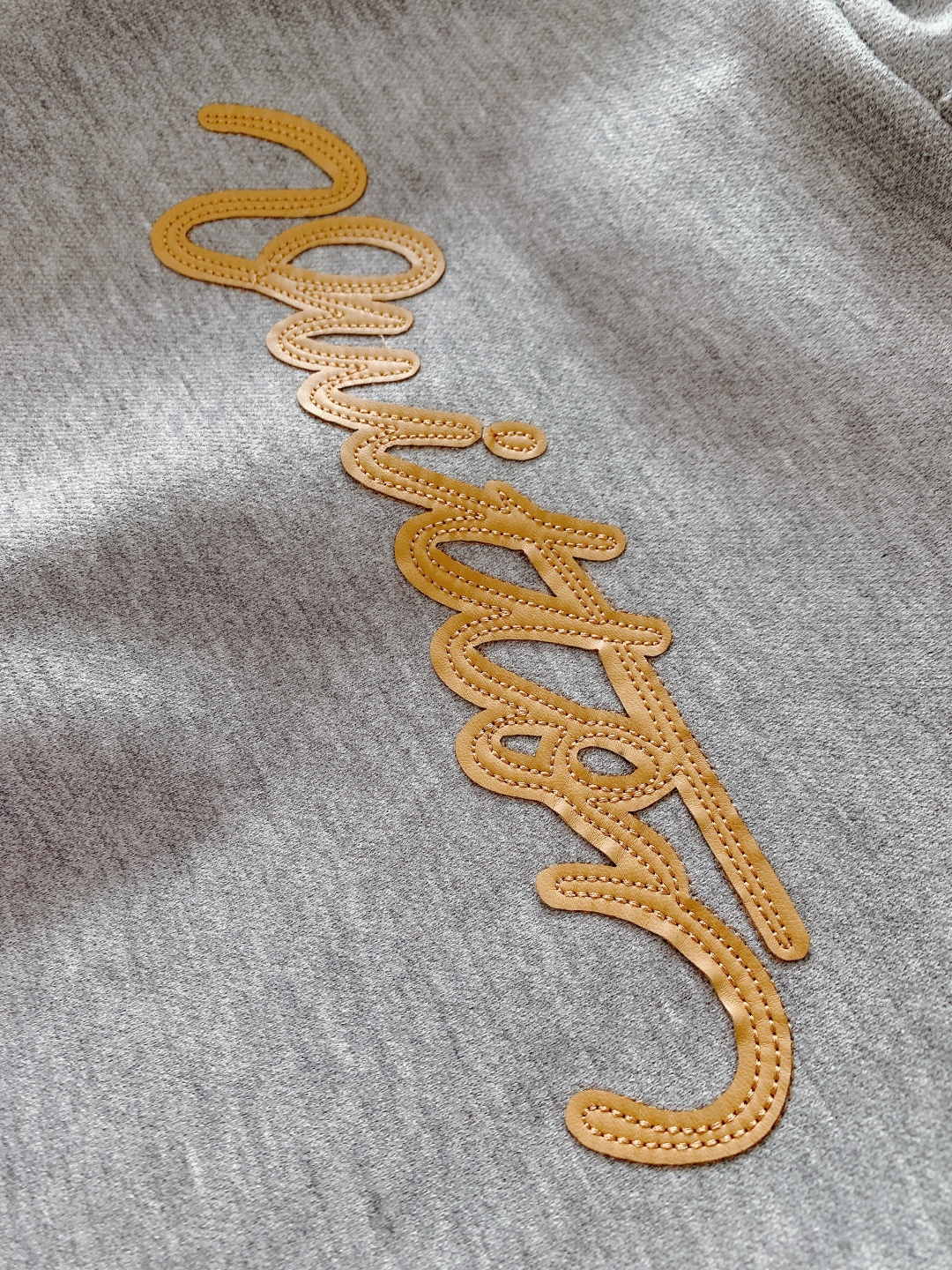 LouisVuitton 路易威登 2026SS早春新品贴布刺绣连帽卫衣。采用重磅高支棉混纺面料，经过预