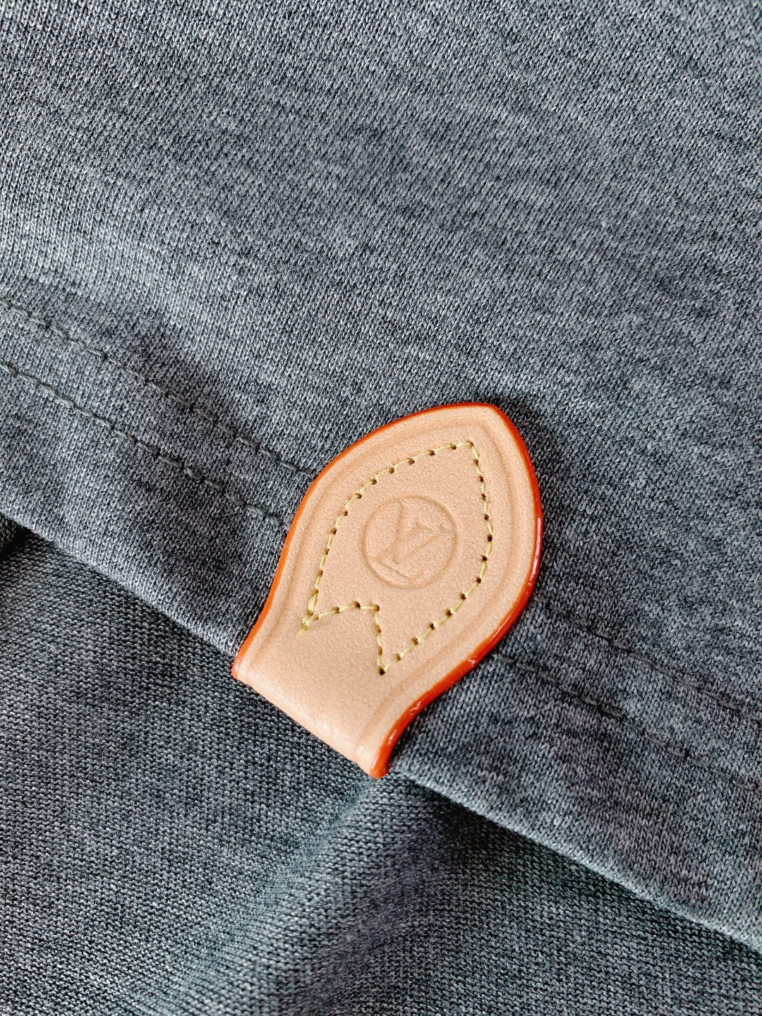 LouisVuitton 路易威登 2026SS早春新品皮革标饰麻灰色T恤。采用高支精梳棉混纺面料，麻灰