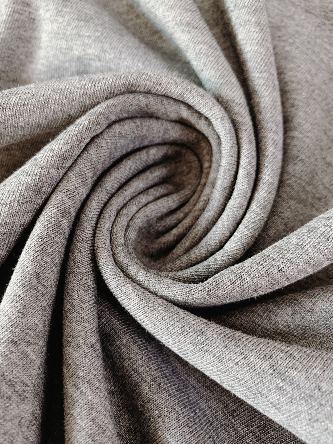 LouisVuitton 路易威登 2026SS早春新品皮革标饰麻灰色T恤。采用高支精梳棉混纺面料，麻灰