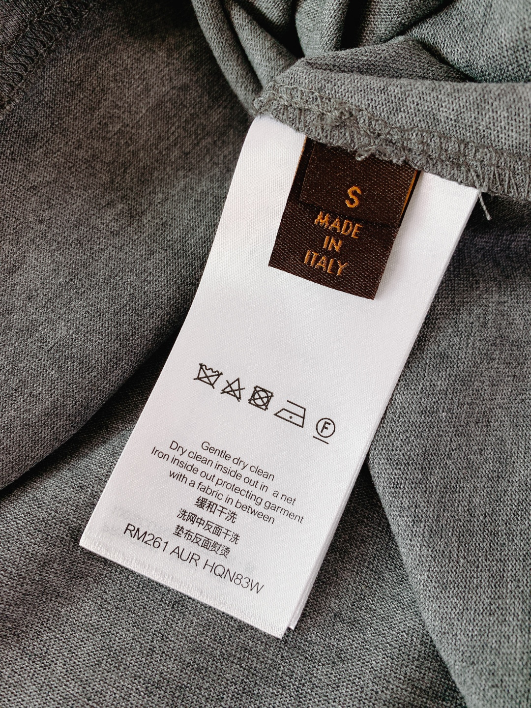 LouisVuitton 路易威登 2026SS早春新品皮革标饰麻灰色T恤。采用高支精梳棉混纺面料，麻灰