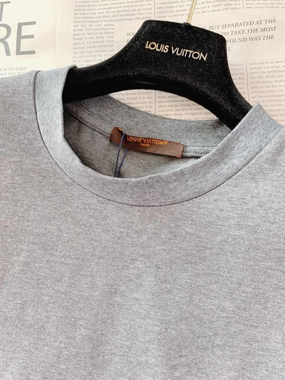 LouisVuitton 路易威登 2026SS早春新品皮革标饰麻灰色T恤。采用高支精梳棉混纺面料，麻灰