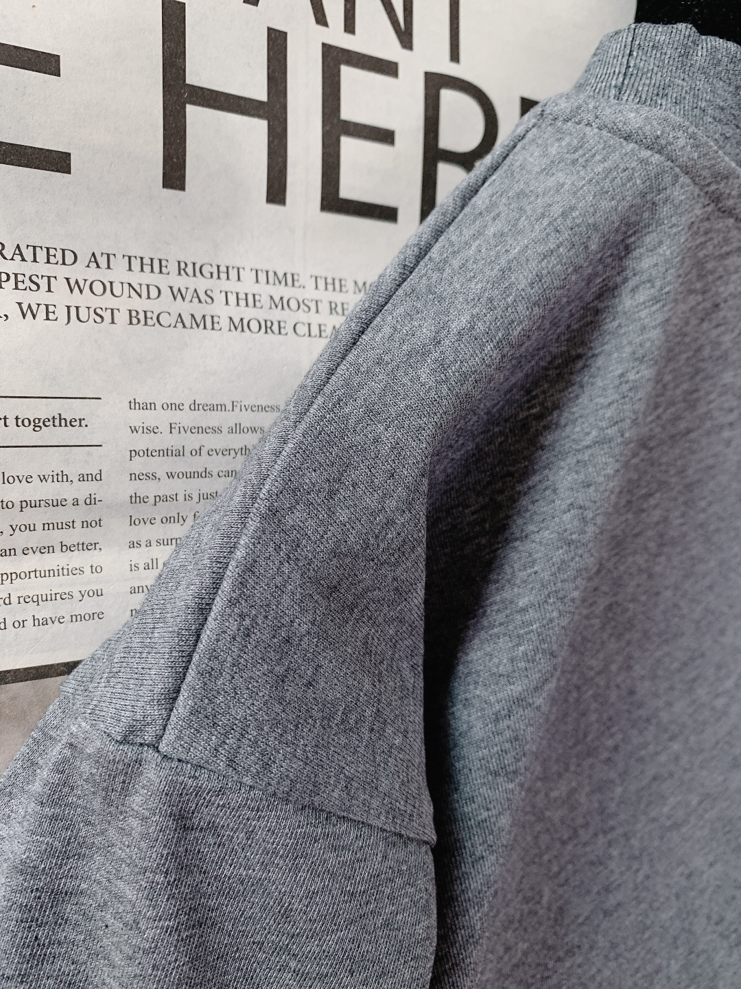 LouisVuitton 路易威登 2026SS早春新品皮革标饰麻灰色T恤。采用高支精梳棉混纺面料，麻灰