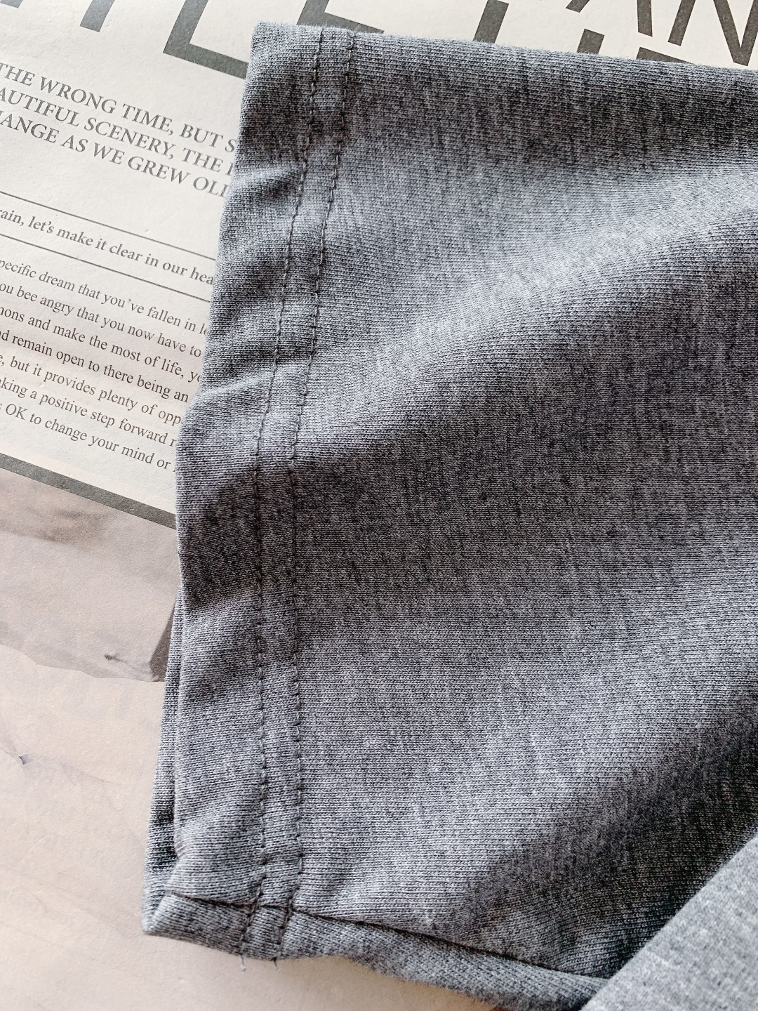 LouisVuitton 路易威登 2026SS早春新品皮革标饰麻灰色T恤。采用高支精梳棉混纺面料，麻灰