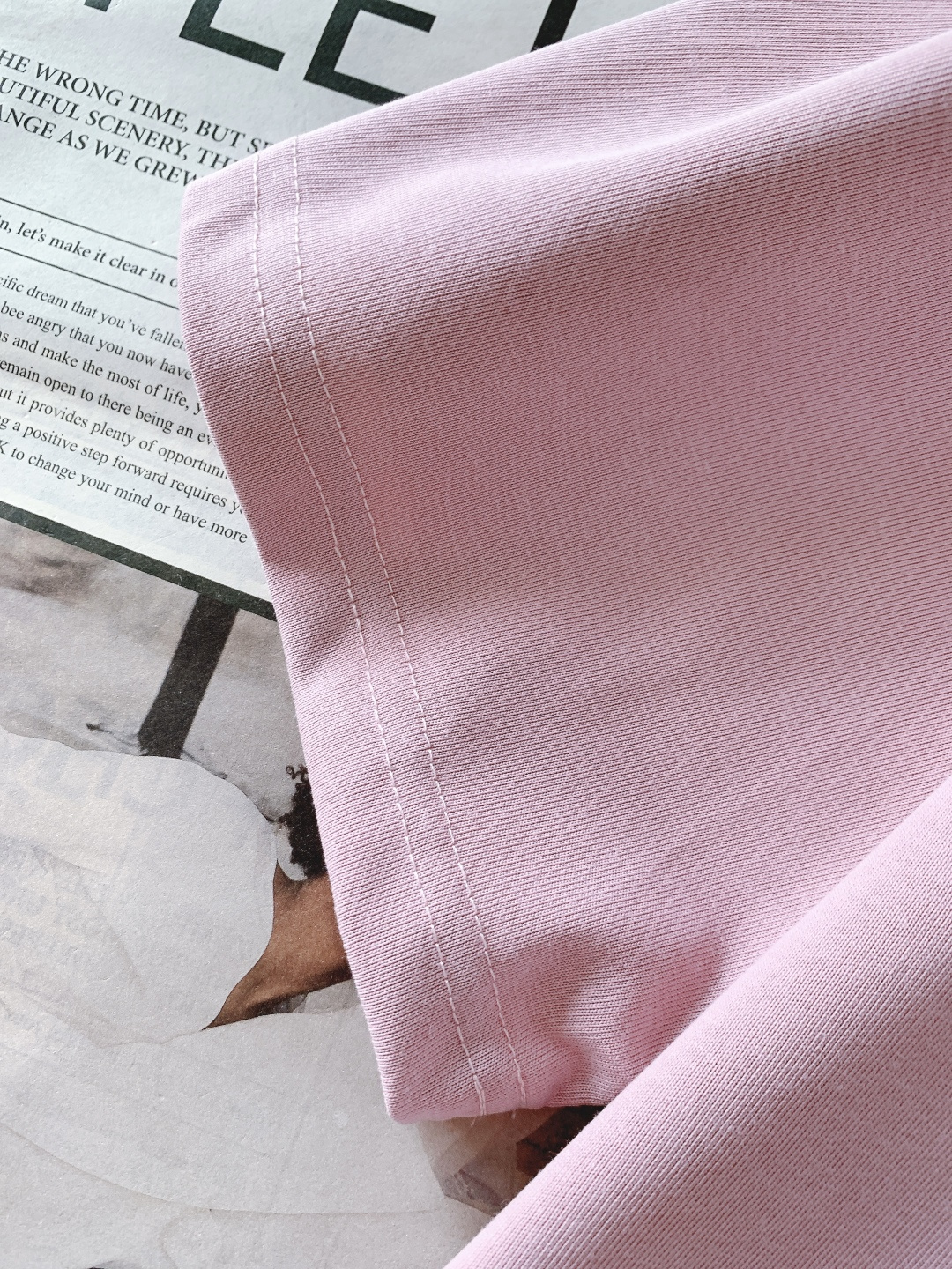 LouisVuitton 路易威登 2026SS春夏新品皮革标饰粉色T恤。采用高支精梳棉混纺面料，克重适