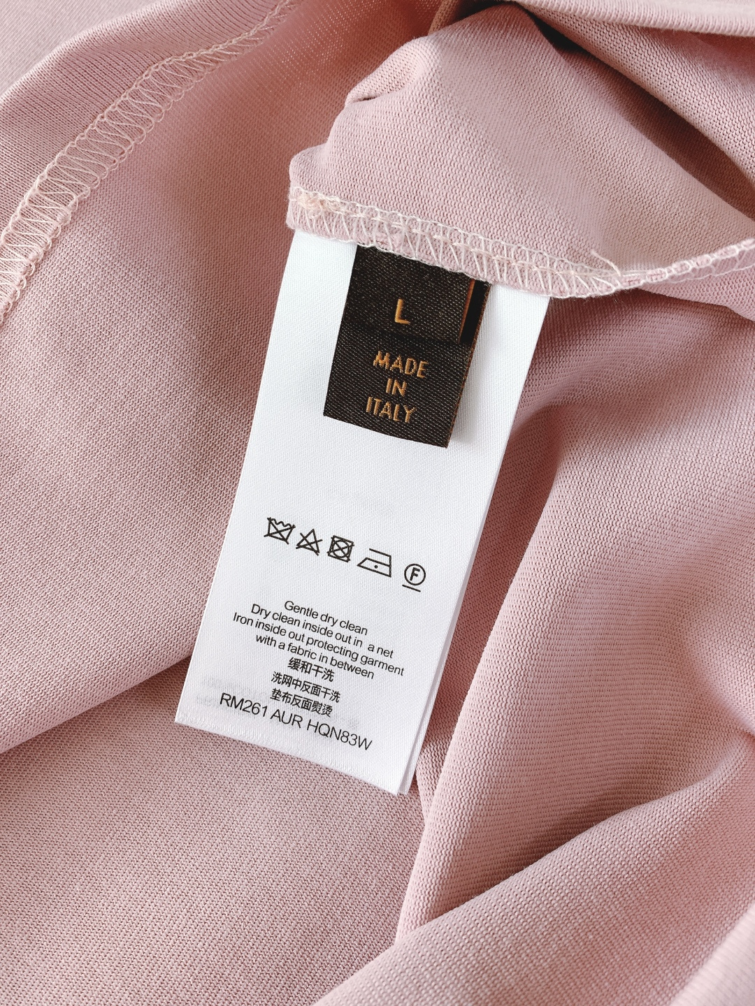 LouisVuitton 路易威登 2026SS春夏新品皮革标饰粉色T恤。采用高支精梳棉混纺面料，克重适