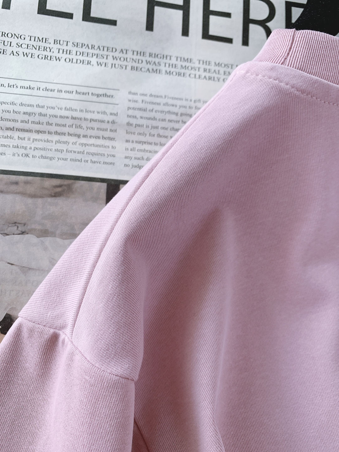 LouisVuitton 路易威登 2026SS春夏新品皮革标饰粉色T恤。采用高支精梳棉混纺面料，克重适