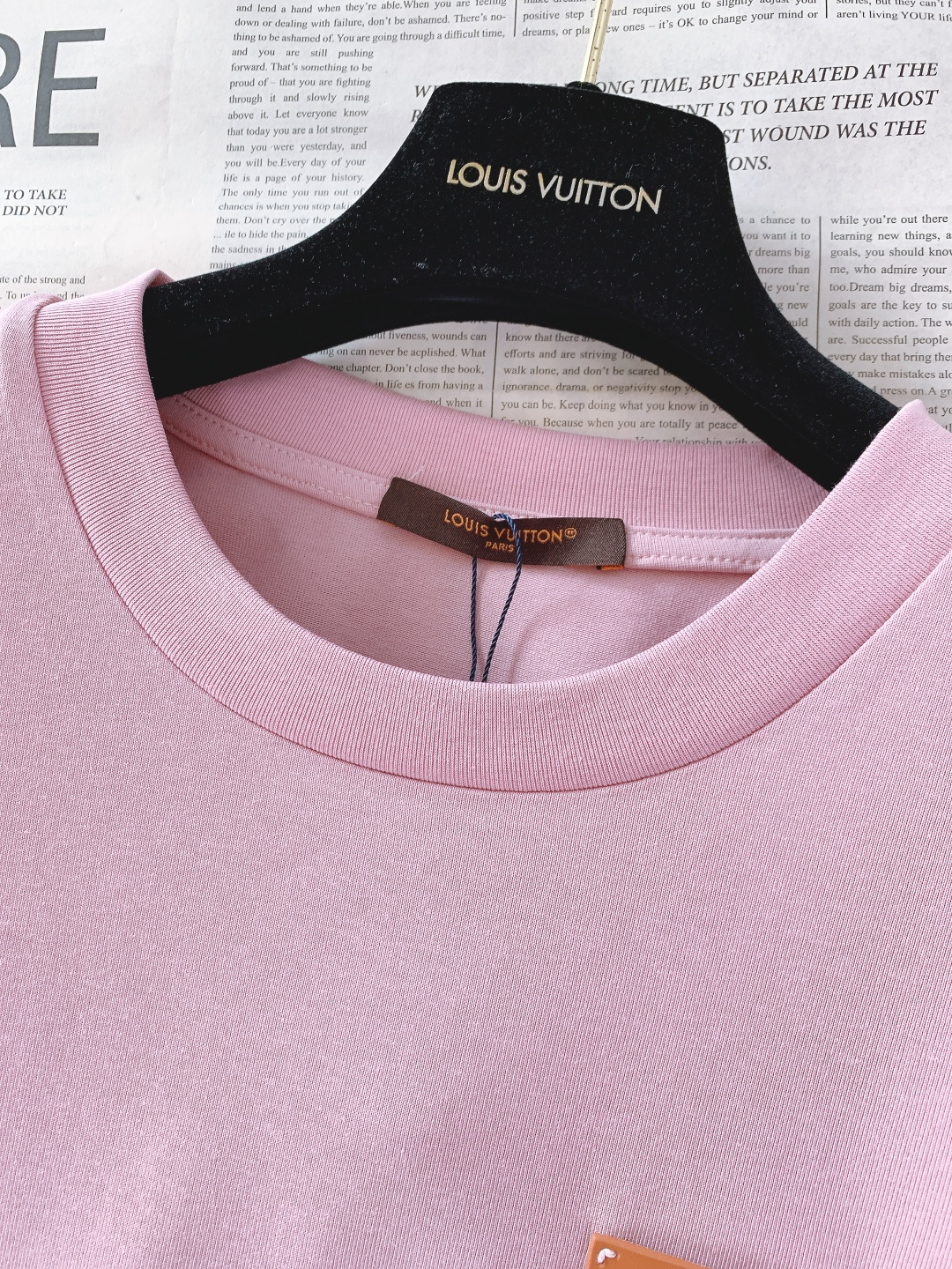 LouisVuitton 路易威登 2026SS春夏新品皮革标饰粉色T恤。采用高支精梳棉混纺面料，克重适
