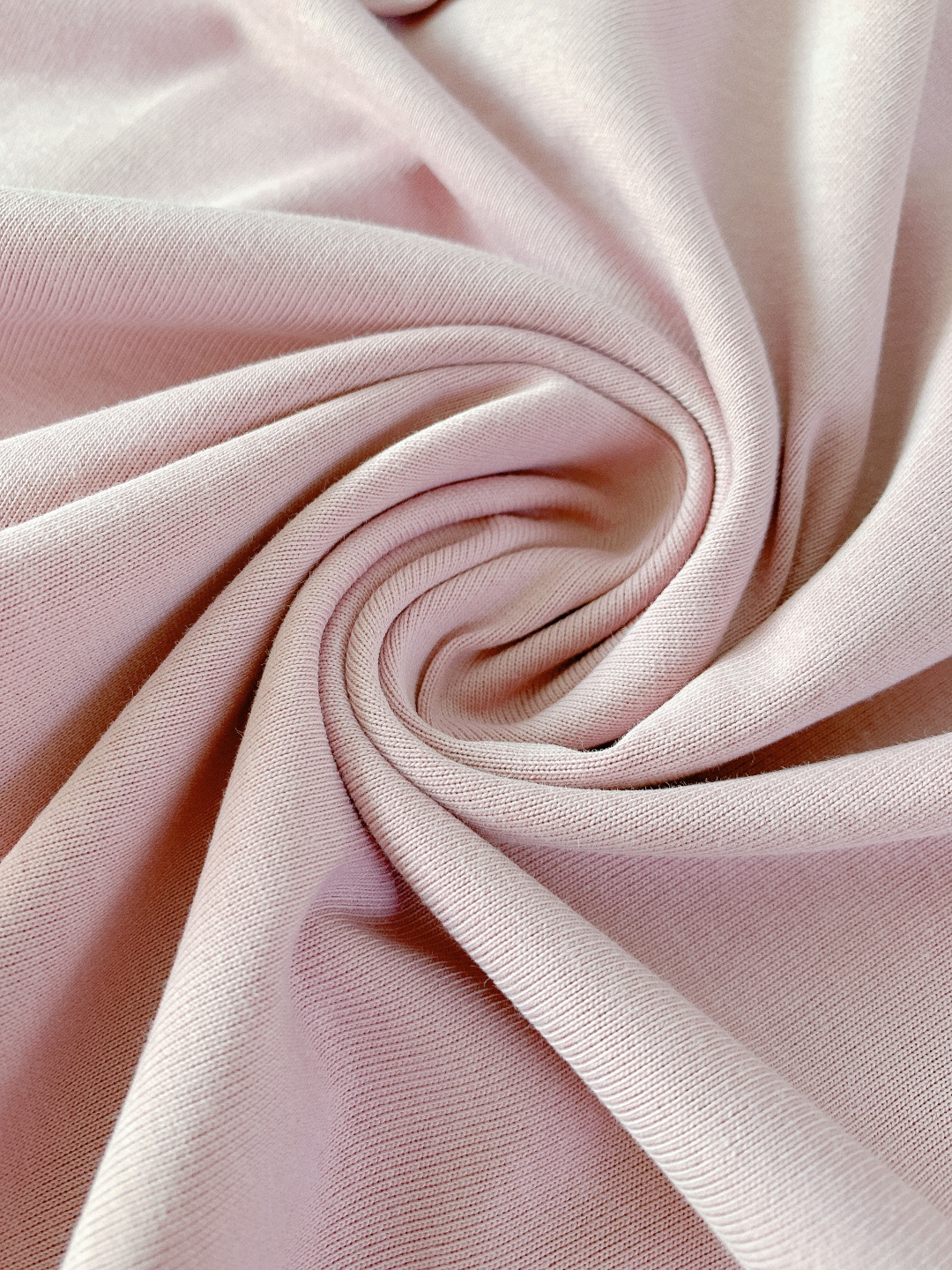 LouisVuitton 路易威登 2026SS春夏新品皮革标饰粉色T恤。采用高支精梳棉混纺面料，克重适