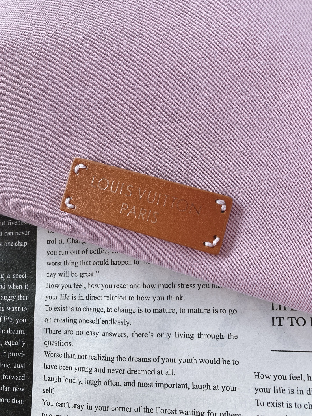 LouisVuitton 路易威登 2026SS春夏新品皮革标饰粉色T恤。采用高支精梳棉混纺面料，克重适