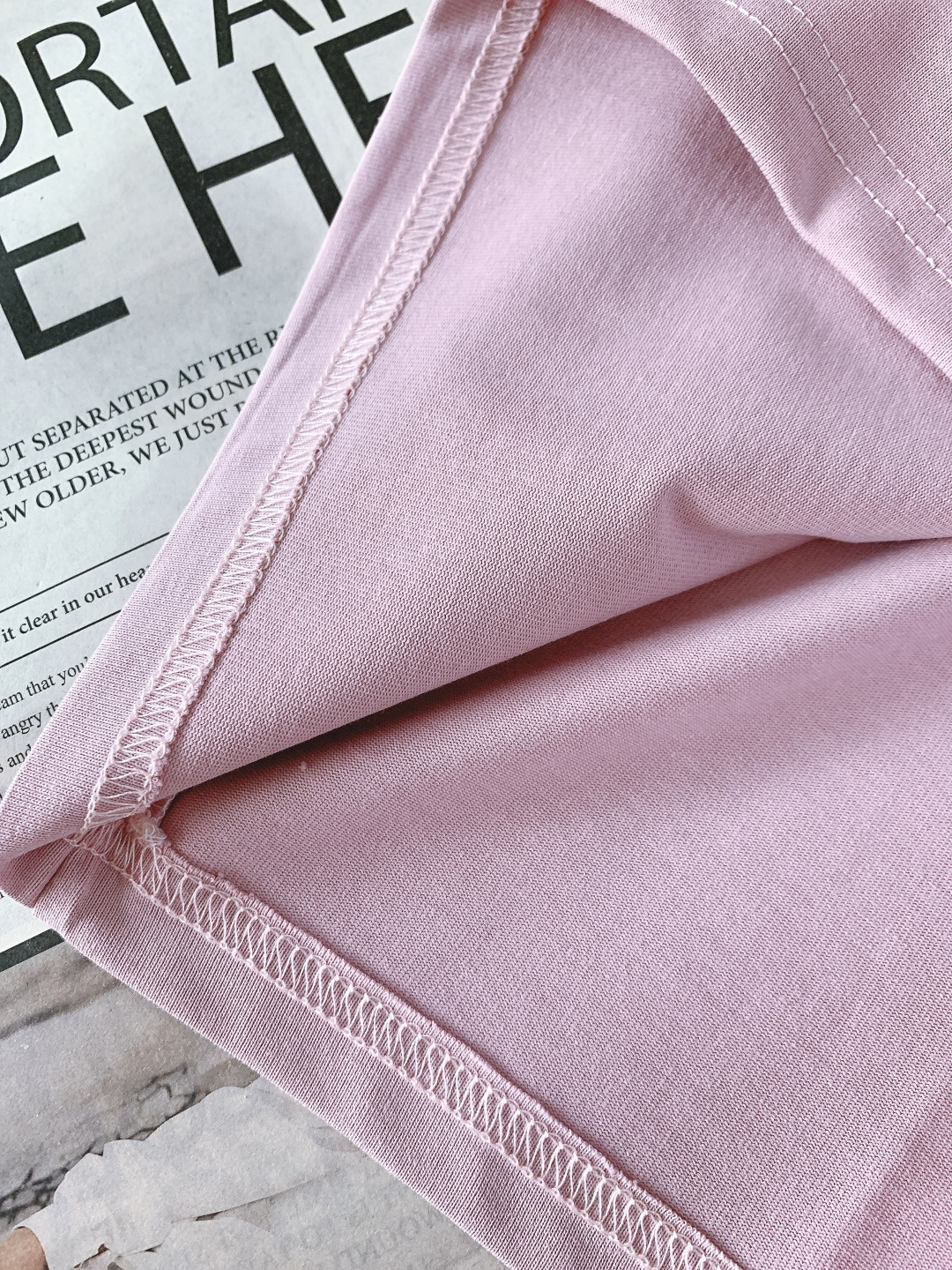 LouisVuitton 路易威登 2026SS春夏新品皮革标饰粉色T恤。采用高支精梳棉混纺面料，克重适