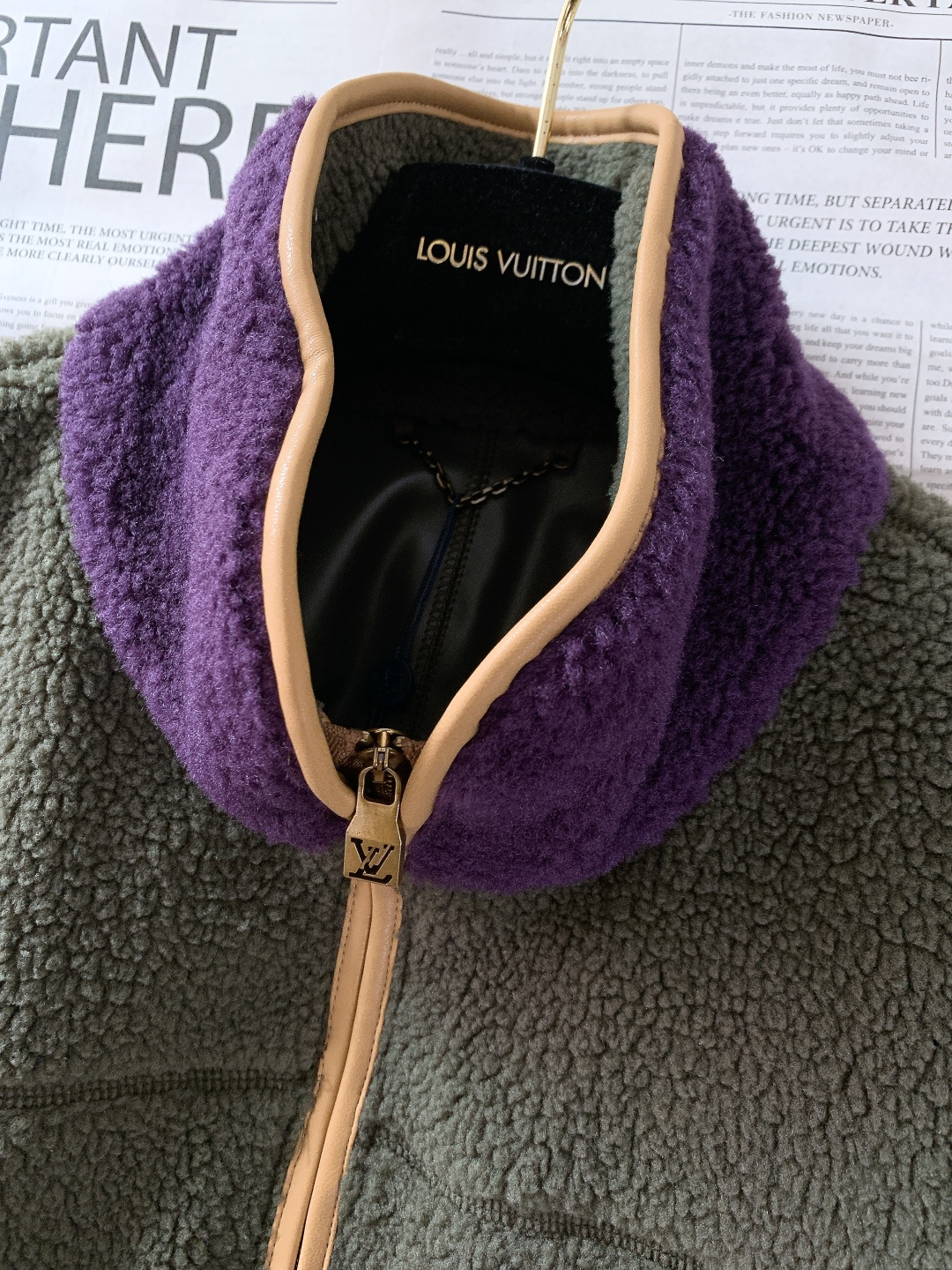 LouisVuitton 路易威登 2026SS早春新品撞色抓绒夹克。主体采用高密泰迪抓绒面料，蓬松柔软