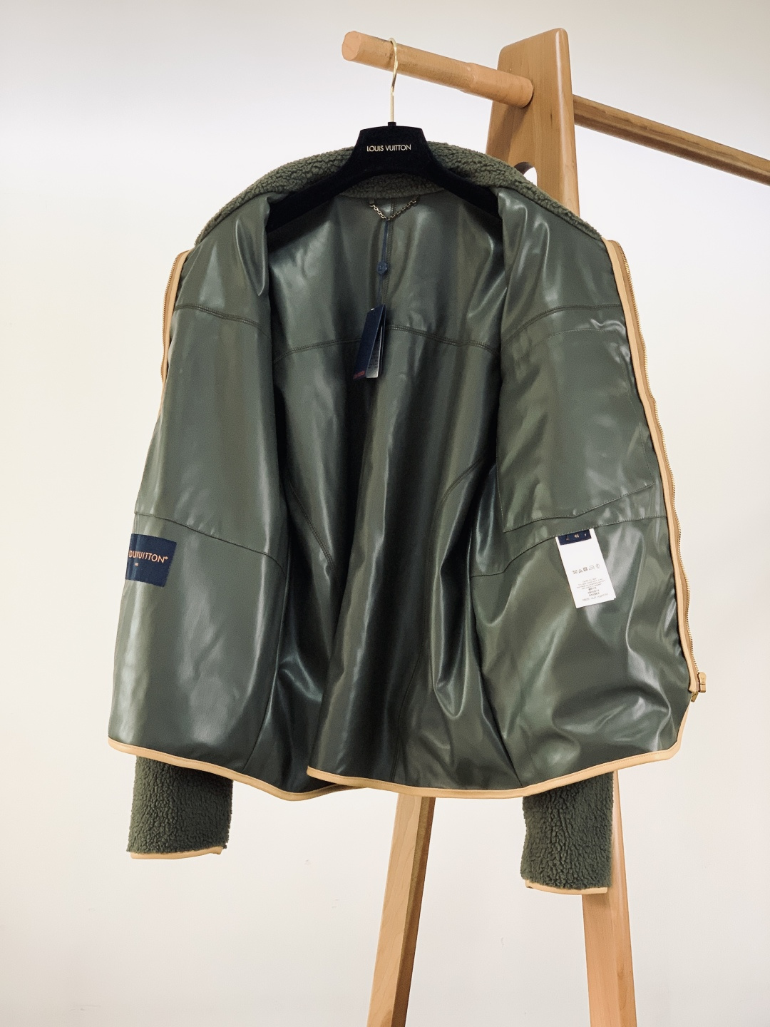 LouisVuitton 路易威登 2026SS早春新品撞色抓绒夹克。主体采用高密泰迪抓绒面料，蓬松柔软