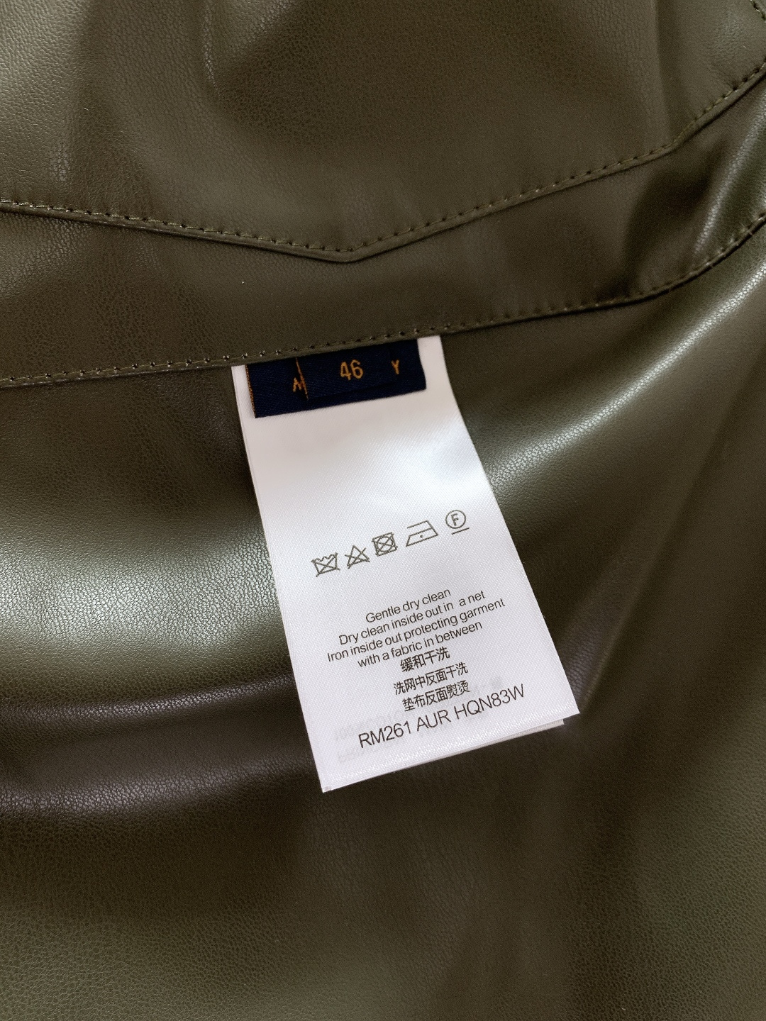 LouisVuitton 路易威登 2026SS早春新品撞色抓绒夹克。主体采用高密泰迪抓绒面料，蓬松柔软