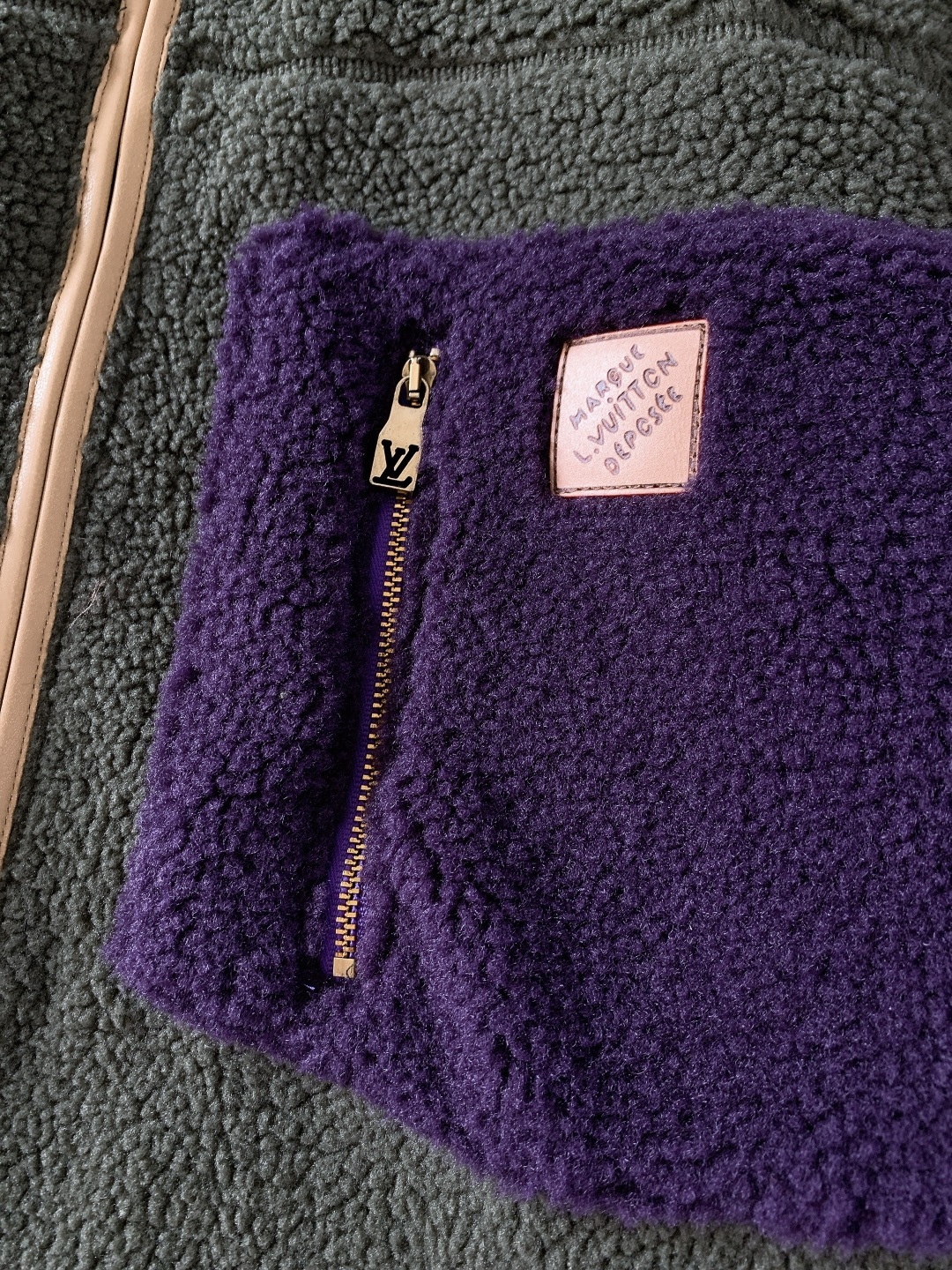 LouisVuitton 路易威登 2026SS早春新品撞色抓绒夹克。主体采用高密泰迪抓绒面料，蓬松柔软