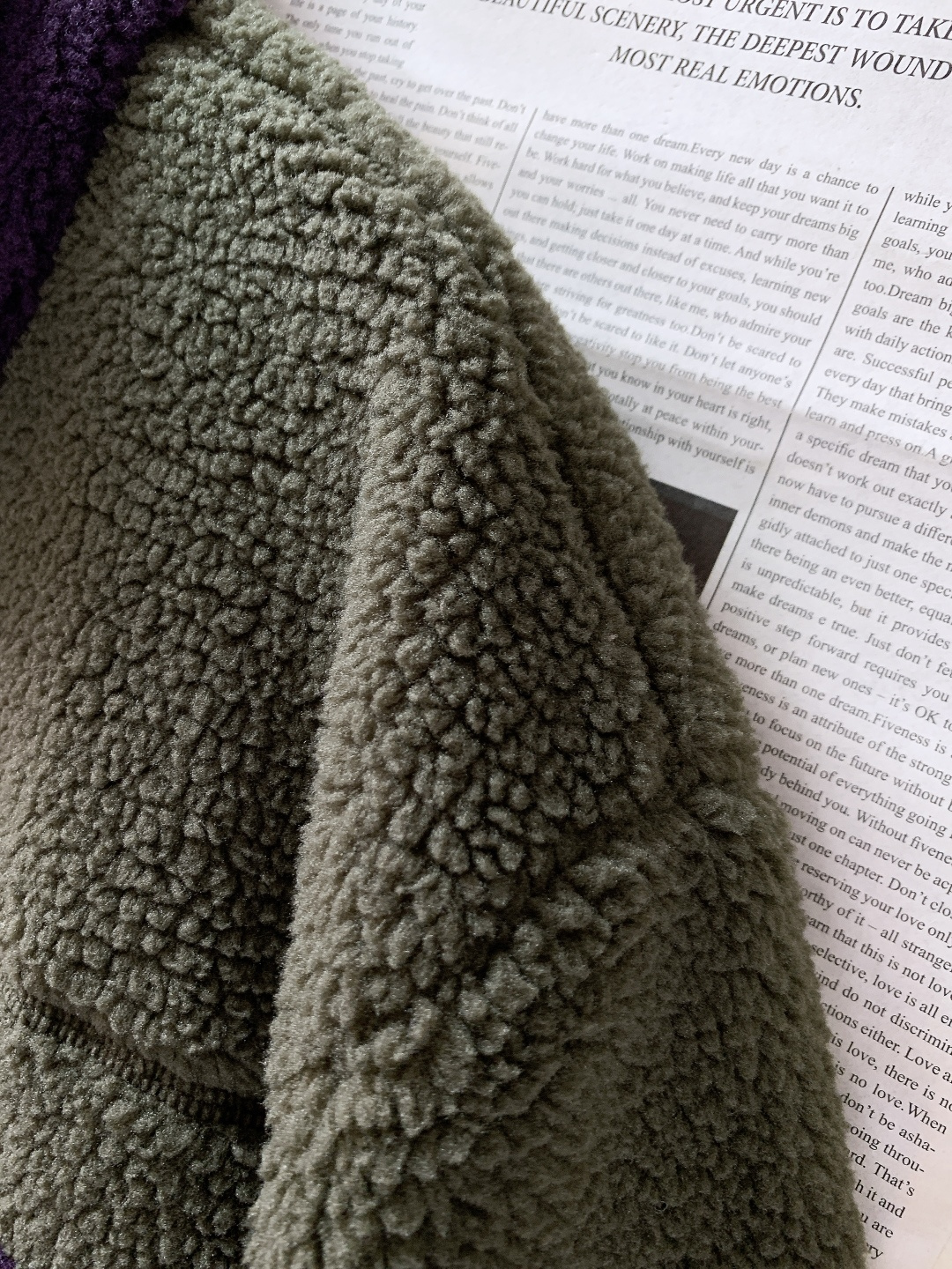 LouisVuitton 路易威登 2026SS早春新品撞色抓绒夹克。主体采用高密泰迪抓绒面料，蓬松柔软