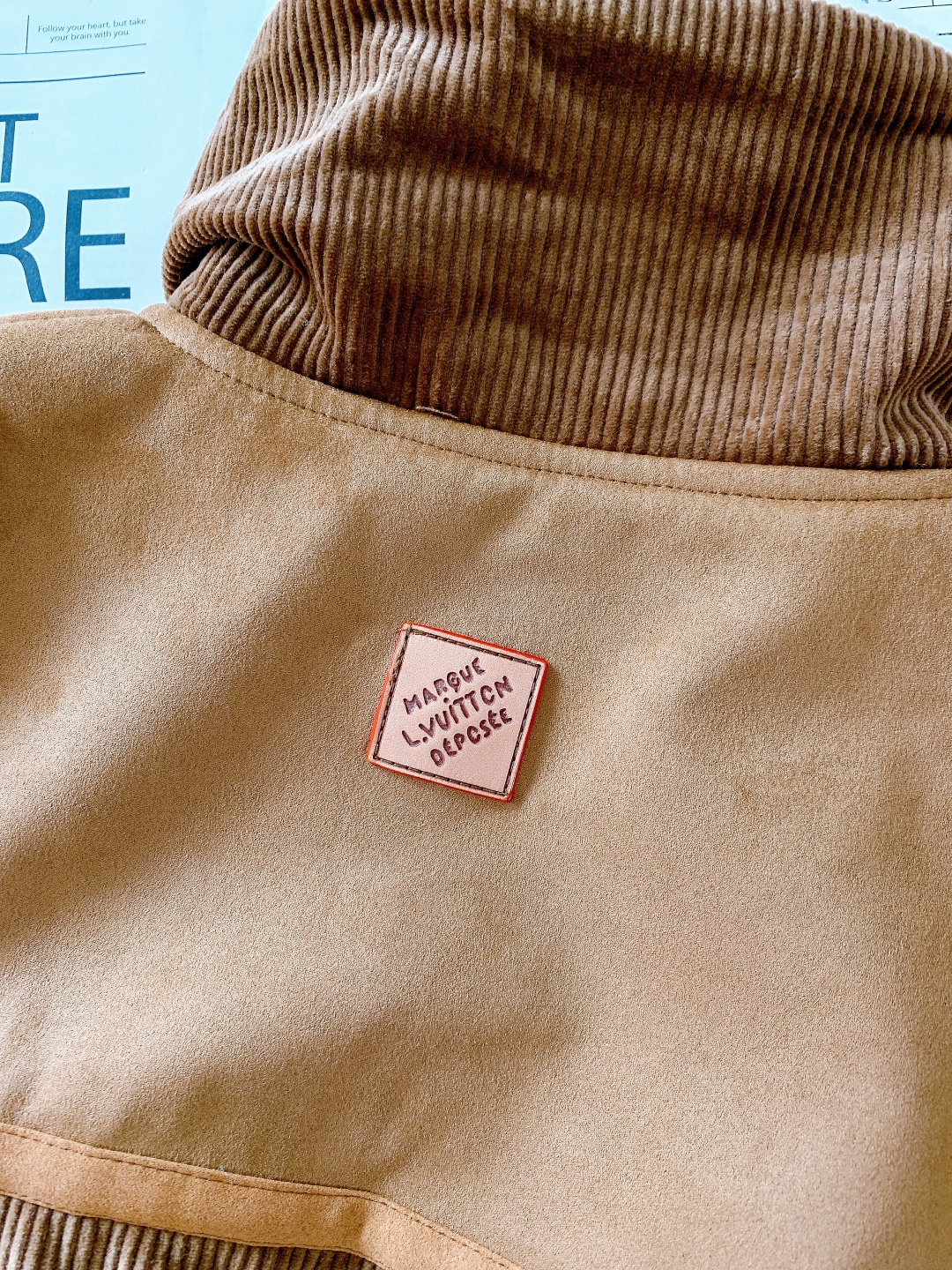 LouisVuitton 路易威登 2026SS早春新品麂皮灯芯绒拼接夹克。主体采用细腻麂皮面料，触感柔