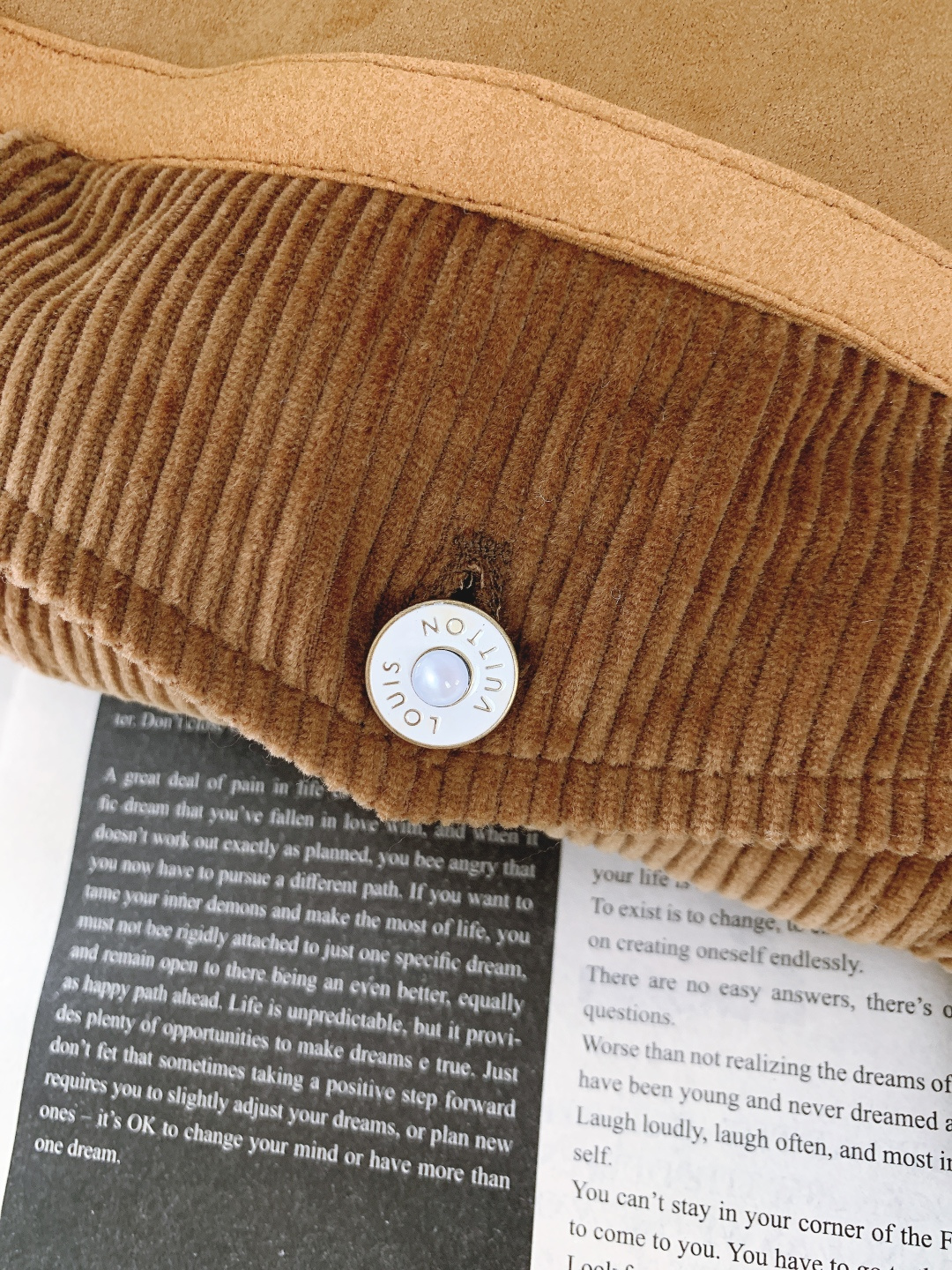 LouisVuitton 路易威登 2026SS早春新品麂皮灯芯绒拼接夹克。主体采用细腻麂皮面料，触感柔