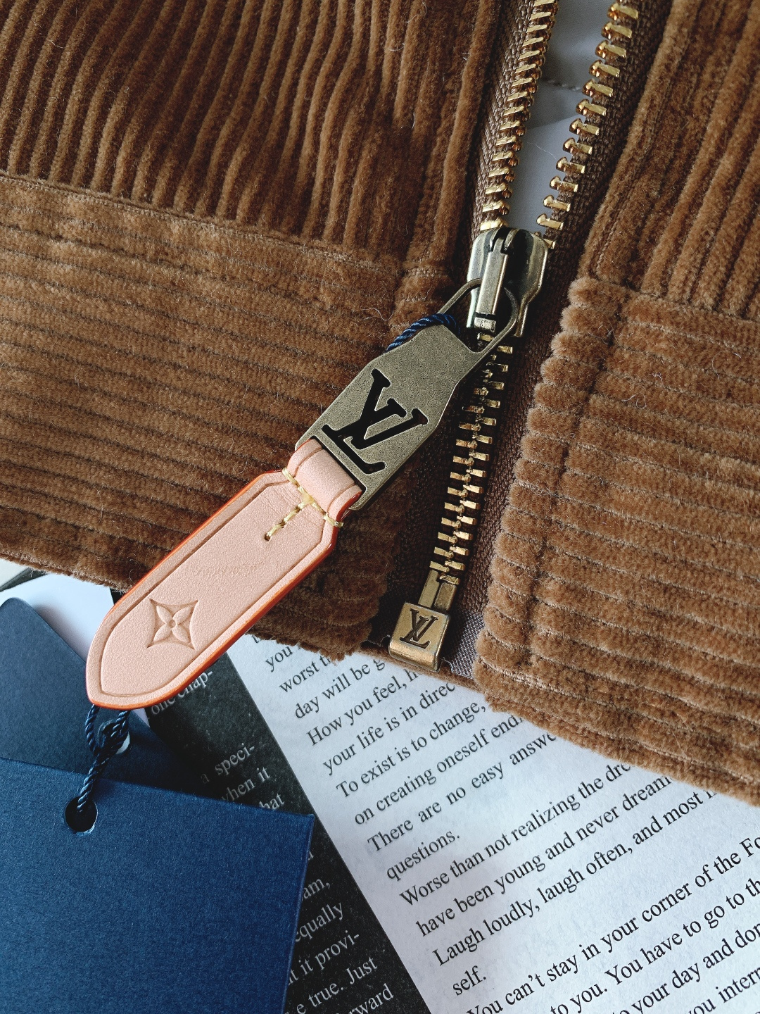 LouisVuitton 路易威登 2026SS早春新品麂皮灯芯绒拼接夹克。主体采用细腻麂皮面料，触感柔