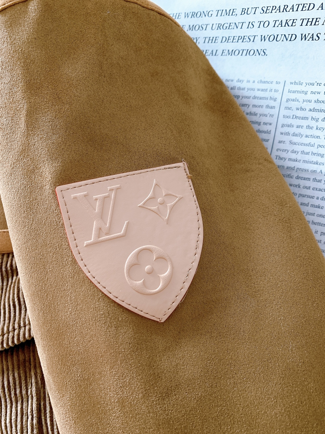 LouisVuitton 路易威登 2026SS早春新品麂皮灯芯绒拼接夹克。主体采用细腻麂皮面料，触感柔