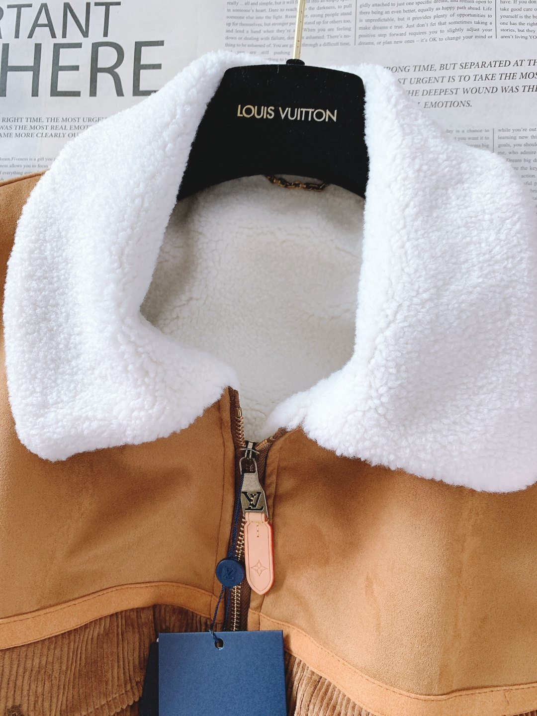 LouisVuitton 路易威登 2026SS早春新品麂皮灯芯绒拼接夹克。主体采用细腻麂皮面料，触感柔