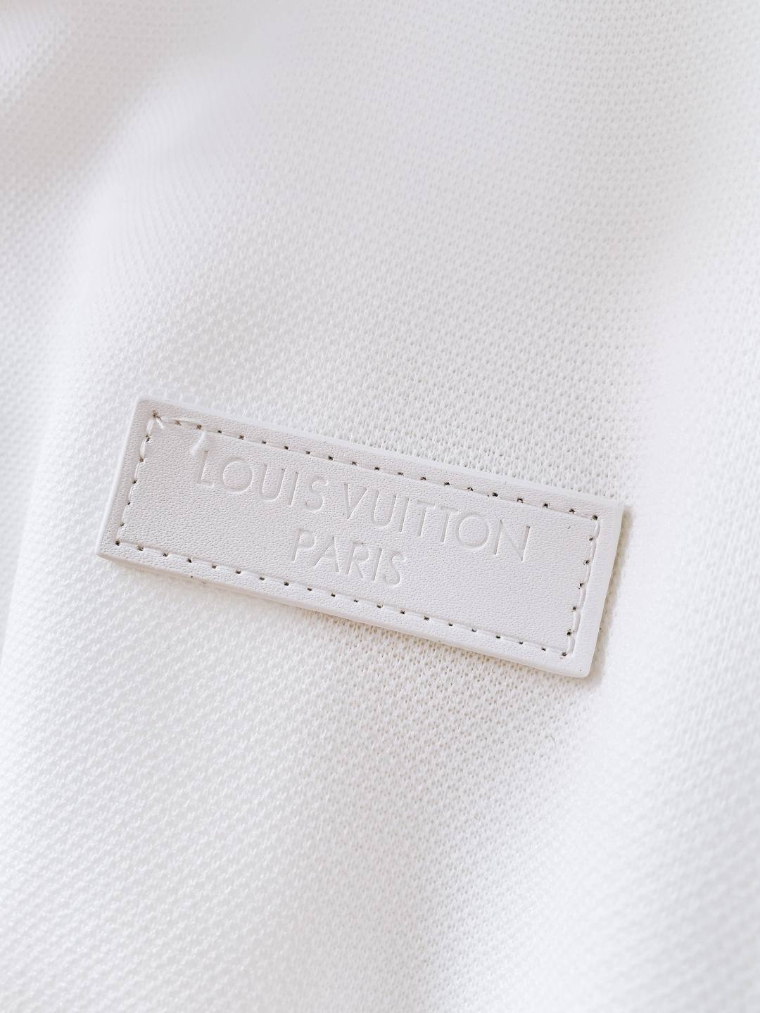 LouisVuitton 路易威登 2026SS早春新品立领罗纹皮牌外套。采用高支数棉弹混纺面料，经酵素