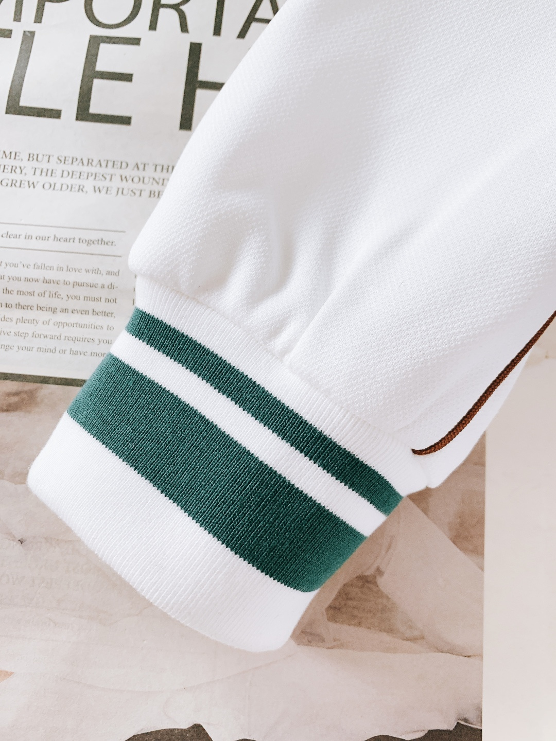 LouisVuitton 路易威登 2026SS早春新品立领罗纹皮牌外套。采用高支数棉弹混纺面料，经酵素