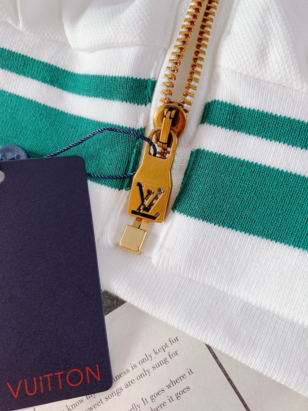 LouisVuitton 路易威登 2026SS早春新品立领罗纹皮牌外套。采用高支数棉弹混纺面料，经酵素