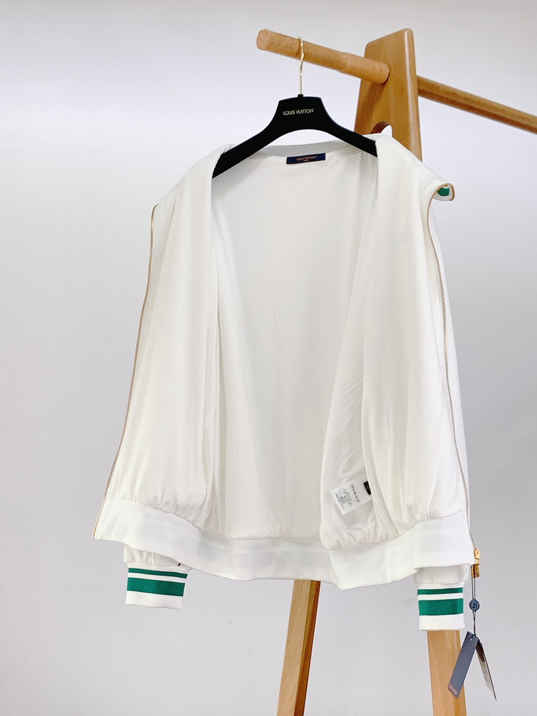 LouisVuitton 路易威登 2026SS早春新品立领罗纹皮牌外套。采用高支数棉弹混纺面料，经酵素