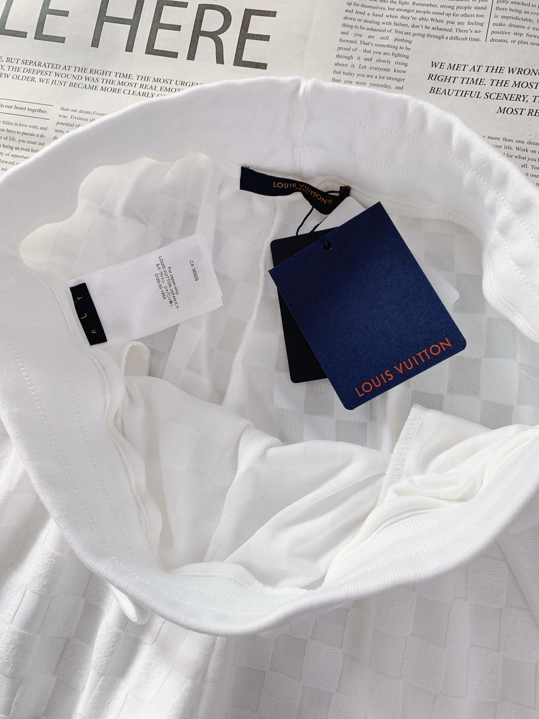 LouisVuitton 路易威登 2026SS春夏新品棋盘格提花短裤🩳 采用立体棋盘格提花面料，表层为