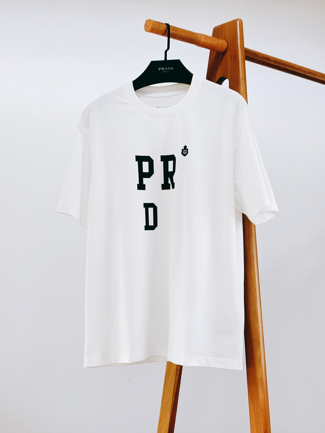 Prada 普拉达 2026SS春夏新品 极简字母T恤。甄选高支双股精梳棉，摸得到的软糯亲肤，透气不闷汗