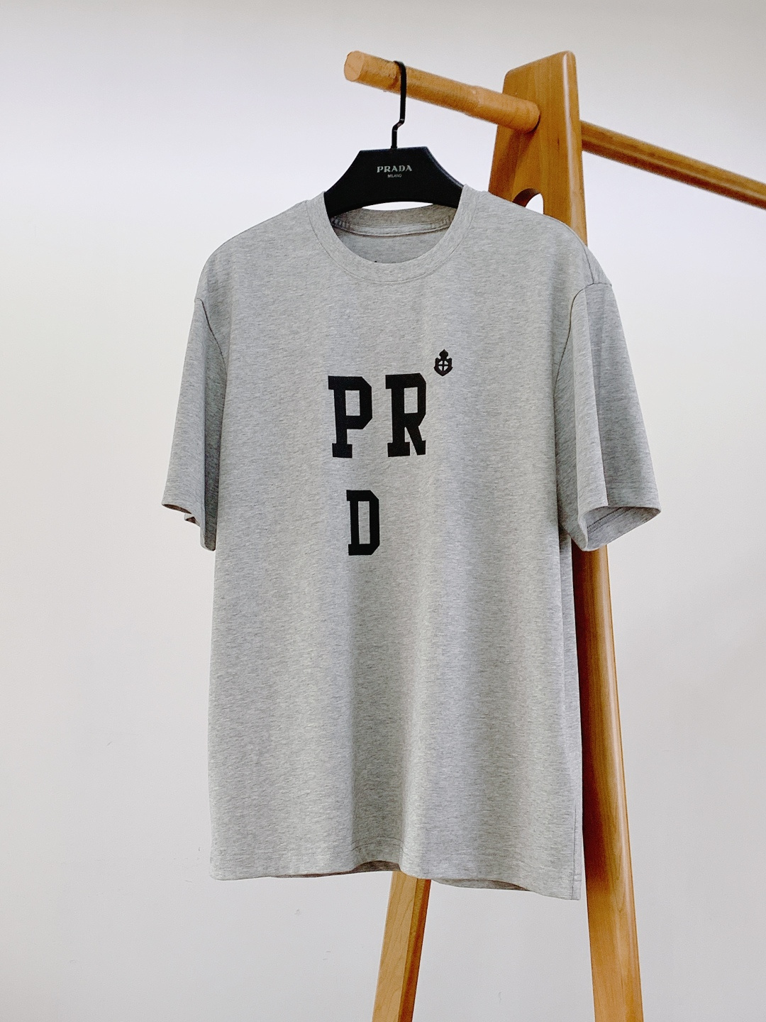 Prada 普拉达 2026SS春夏新品 极简字母T恤。甄选高支双股精梳棉，摸得到的软糯亲肤，透气不闷汗