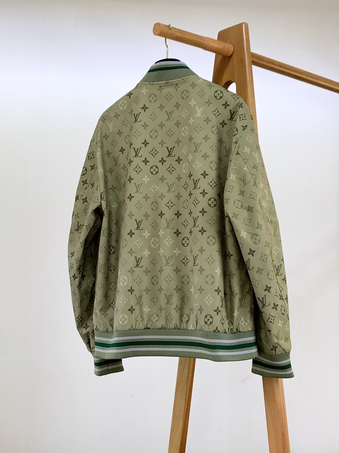 LouisVuitton 路易威登 2026SS早春新品 满印老花夹克外套。采用高密防风聚酯纤维面料，意