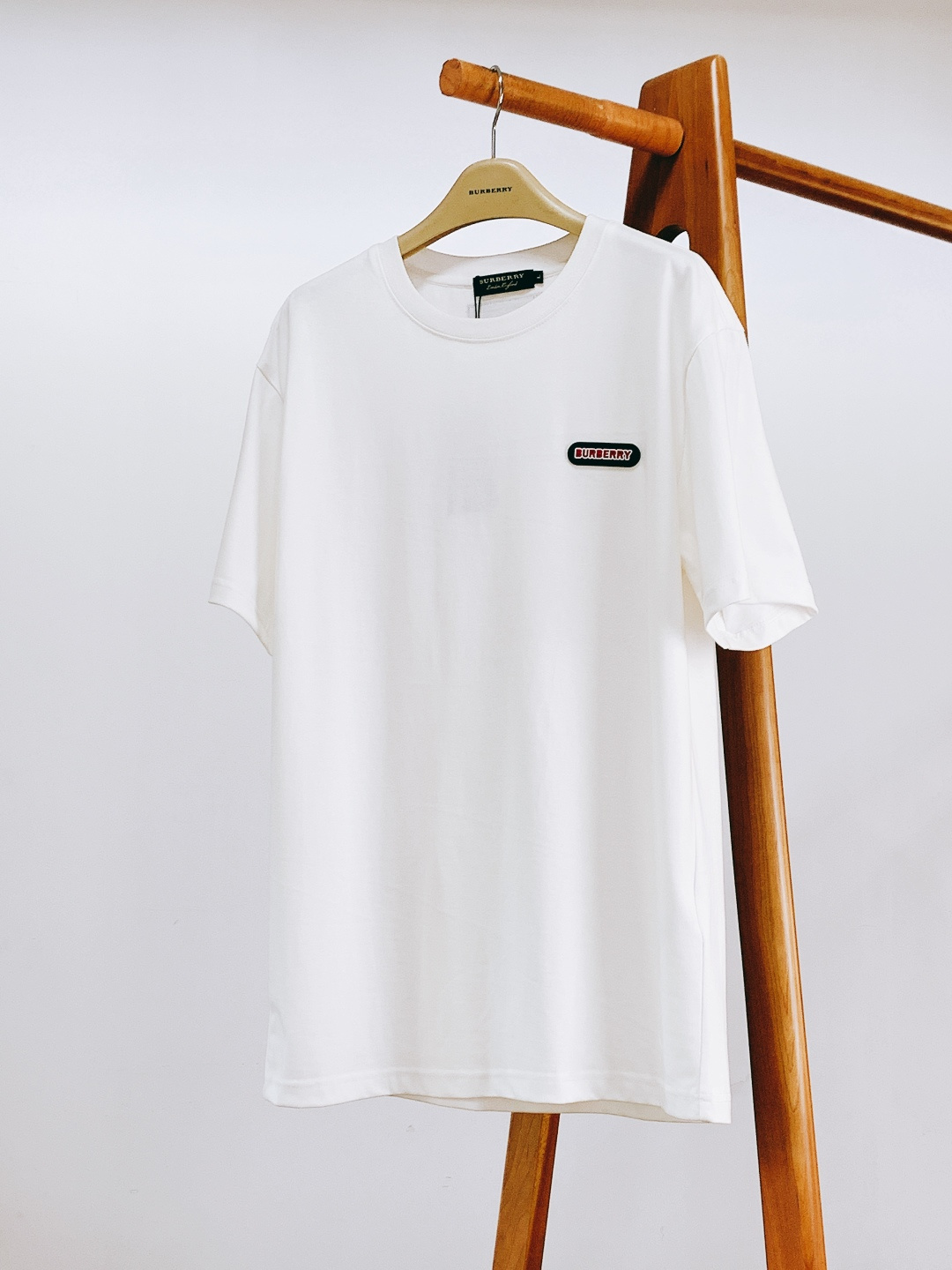 Burberry 巴宝莉 2026SS早春新品 胶囊系列短袖，100% 精梳棉+意大利工艺！胸前立体橡胶