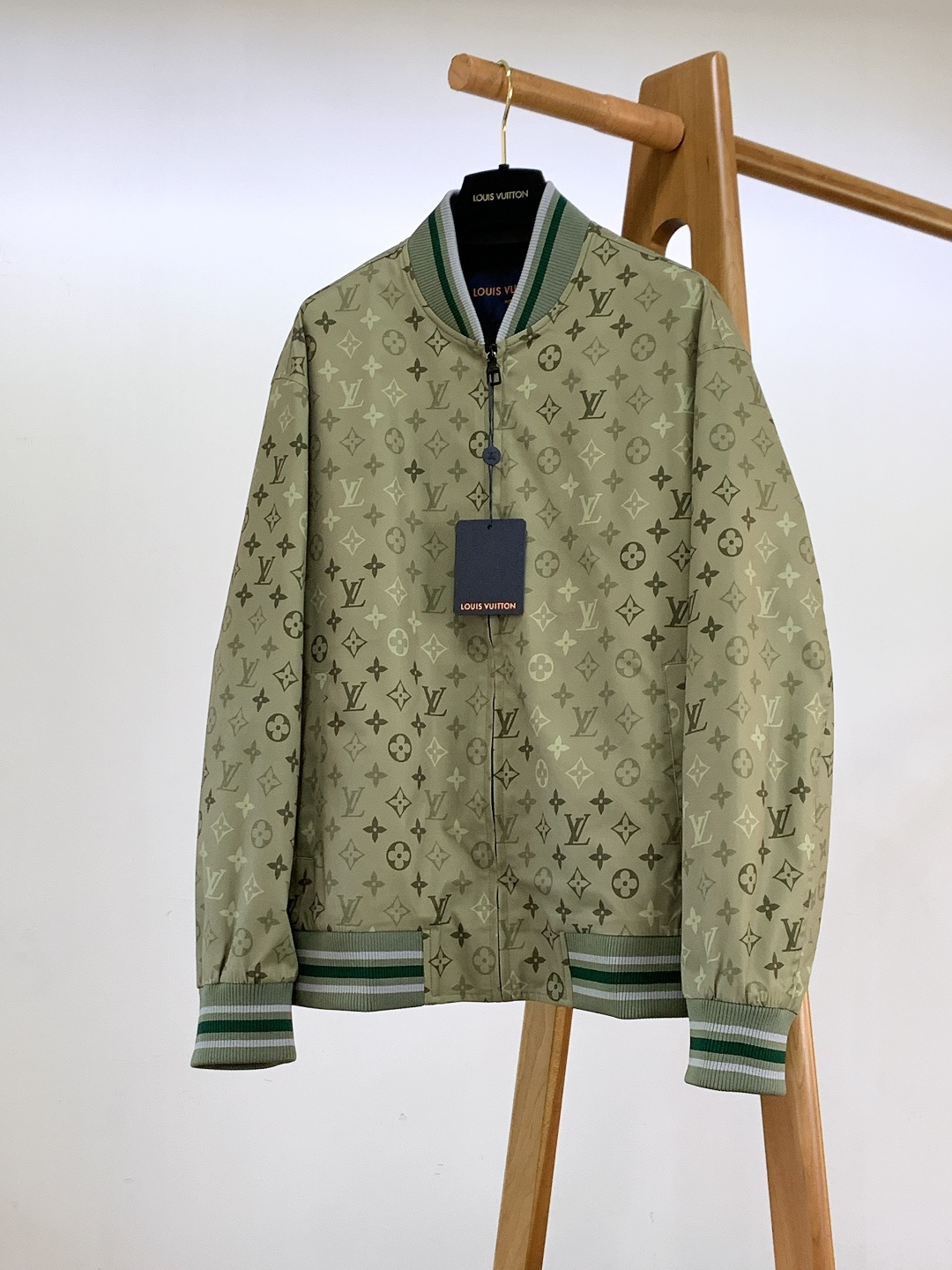 LouisVuitton 路易威登 2026SS早春新品 满印老花夹克外套。采用高密防风聚酯纤维面料，意