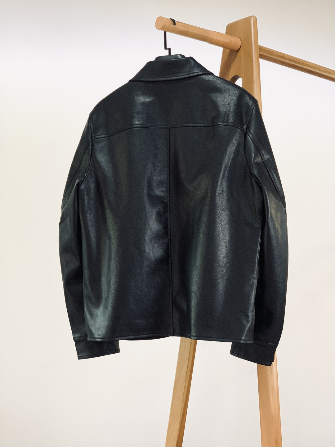 Prada 普拉达 2026SS早春新品 休闲皮衣夹克，把高级感焊在身上。红与银的拉链碰撞，打破灰调沉闷