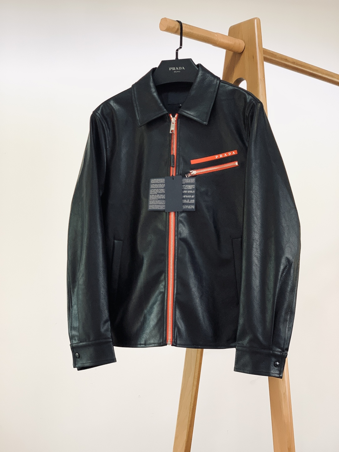 Prada 普拉达 2026SS早春新品 休闲皮衣夹克，把高级感焊在身上。红与银的拉链碰撞，打破灰调沉闷