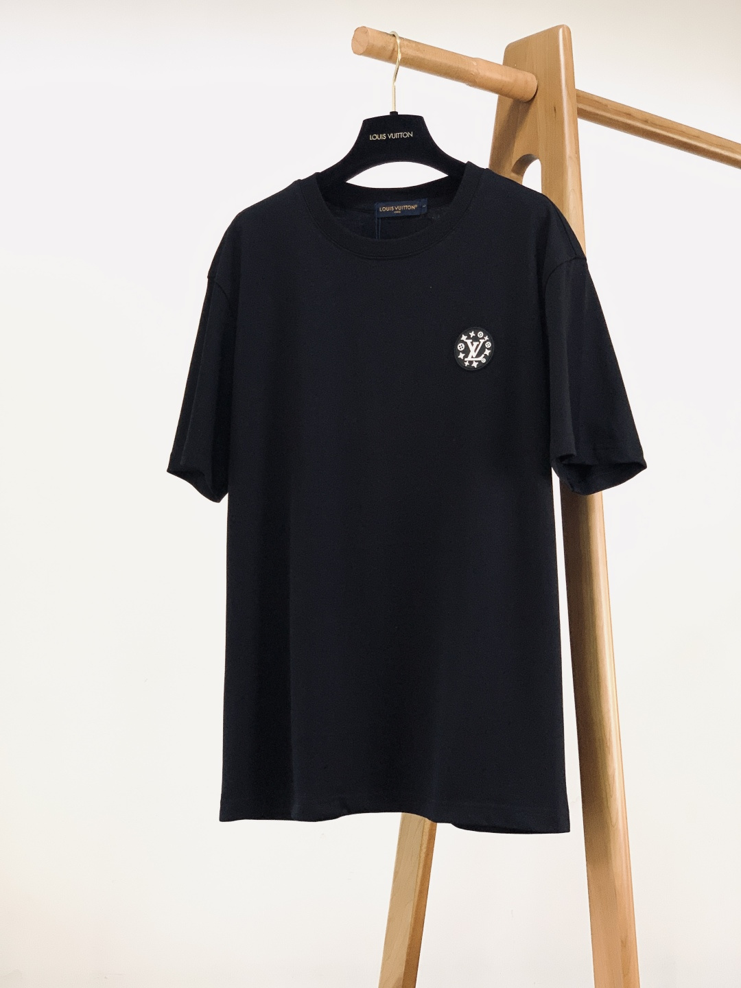 LouisVuitton 路易威登 2026SS春夏新品圆形徽章T恤。甄选高支双股丝光棉，摸得到的软糯亲