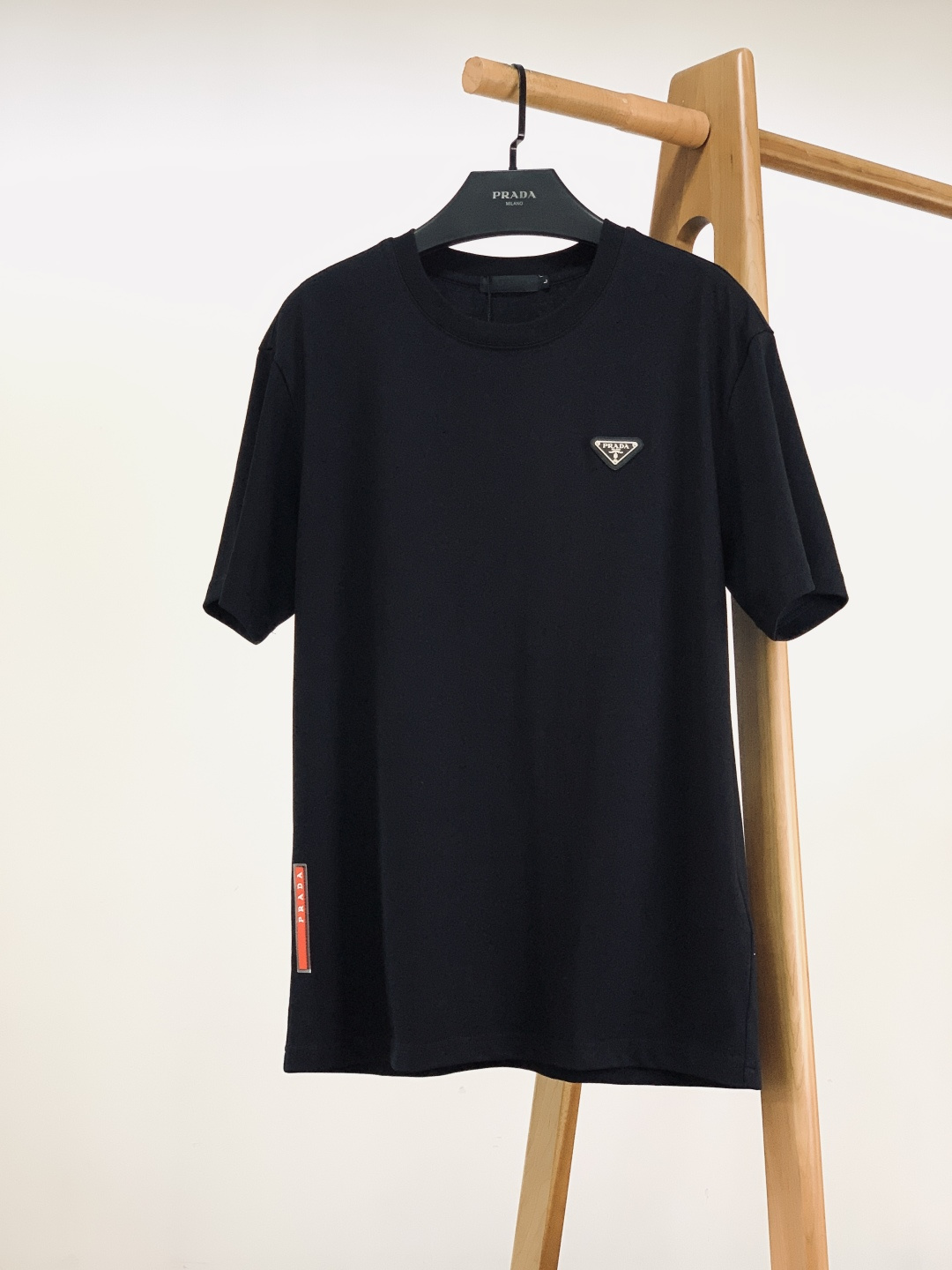 Prada 普拉达 2026SS早春新品 经典三角标短袖，高支精梳棉+专柜质感！胸前金属三角标辨识度拉满