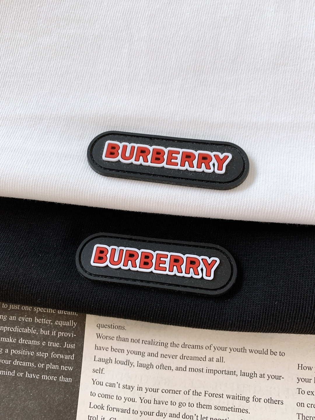 Burberry 巴宝莉 2026SS早春新品 胶囊系列短袖，100% 精梳棉+意大利工艺！胸前立体橡胶