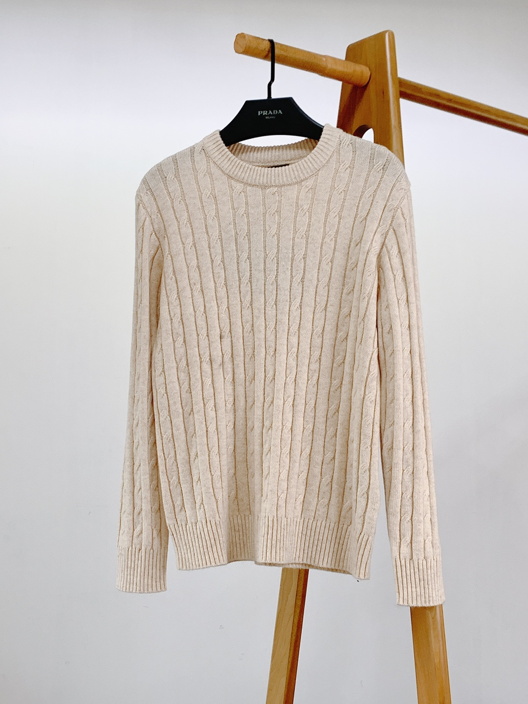 Prada 普拉达 2026SS早春新品羊毛混纺绞花毛衣。甄选羊毛混纺材质，细腻亲肤，兼具保暖性与垂坠感