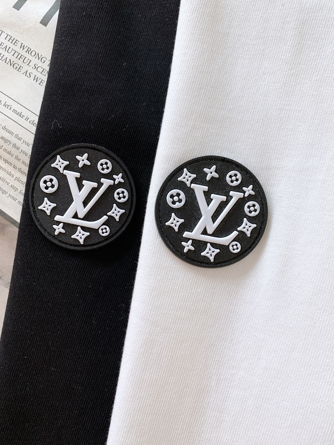LouisVuitton 路易威登 2026SS春夏新品圆形徽章T恤。甄选高支双股丝光棉，摸得到的软糯亲