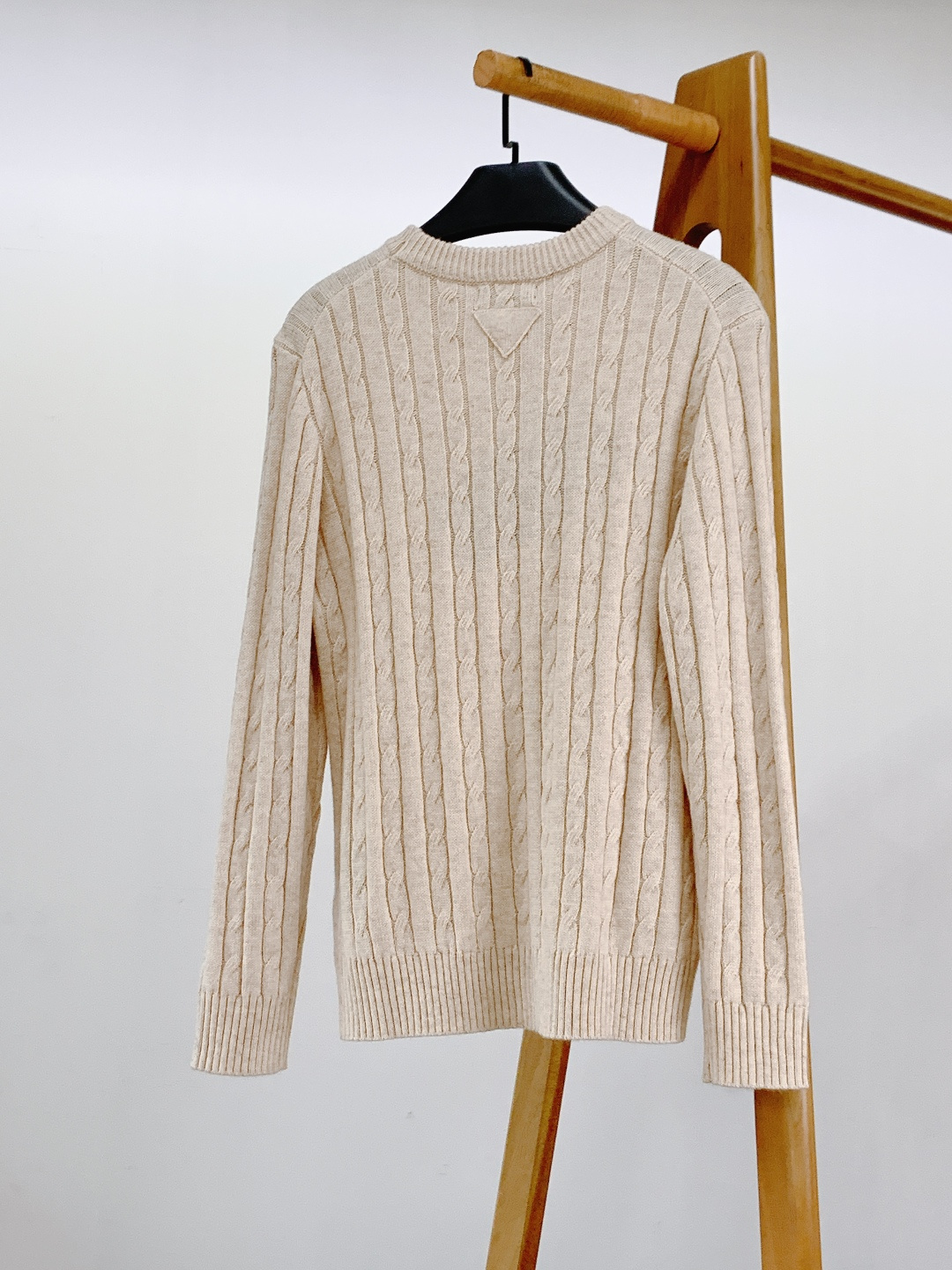 Prada 普拉达 2026SS早春新品羊毛混纺绞花毛衣。甄选羊毛混纺材质，细腻亲肤，兼具保暖性与垂坠感