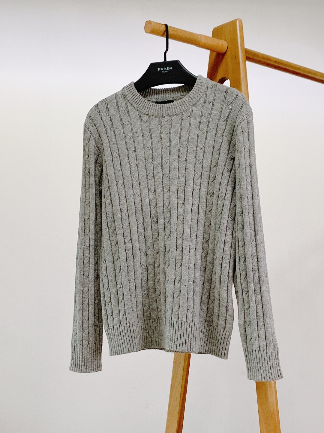 Prada 普拉达 2026SS早春新品羊毛混纺绞花毛衣。甄选羊毛混纺材质，细腻亲肤，兼具保暖性与垂坠感