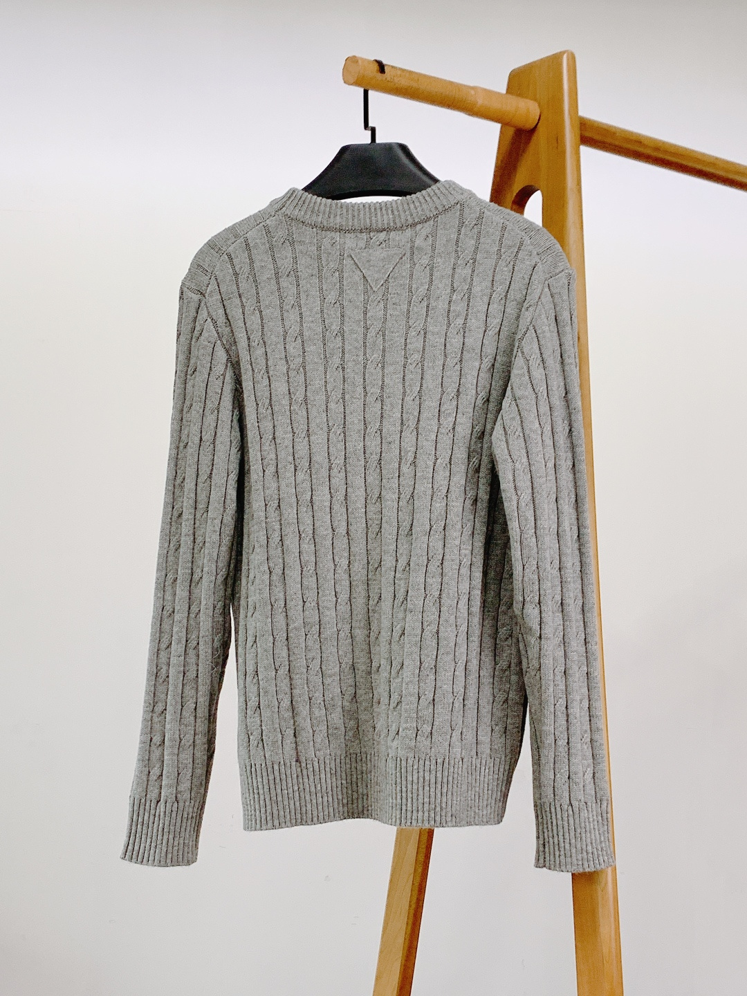 Prada 普拉达 2026SS早春新品羊毛混纺绞花毛衣。甄选羊毛混纺材质，细腻亲肤，兼具保暖性与垂坠感