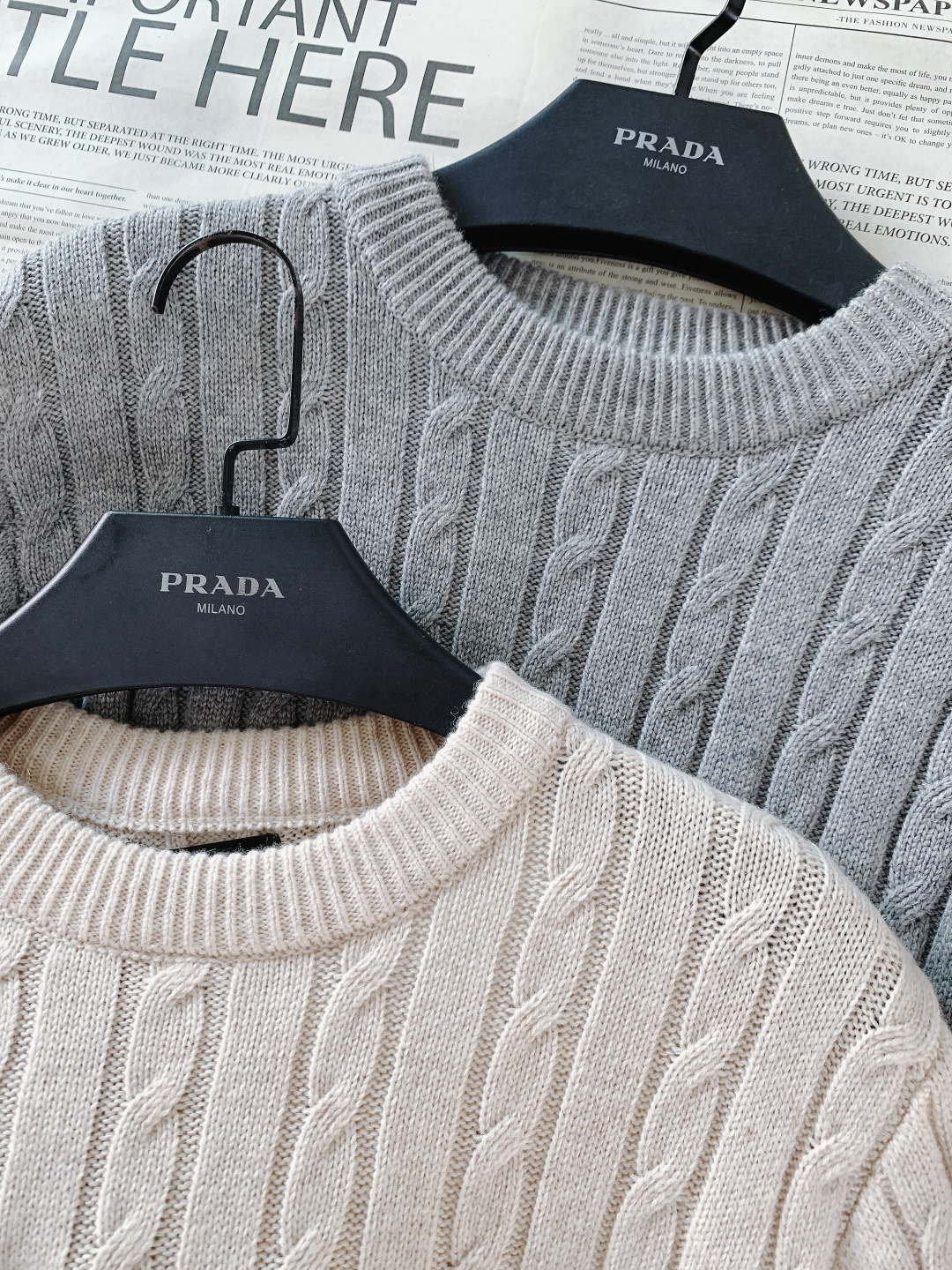 Prada 普拉达 2026SS早春新品羊毛混纺绞花毛衣。甄选羊毛混纺材质，细腻亲肤，兼具保暖性与垂坠感