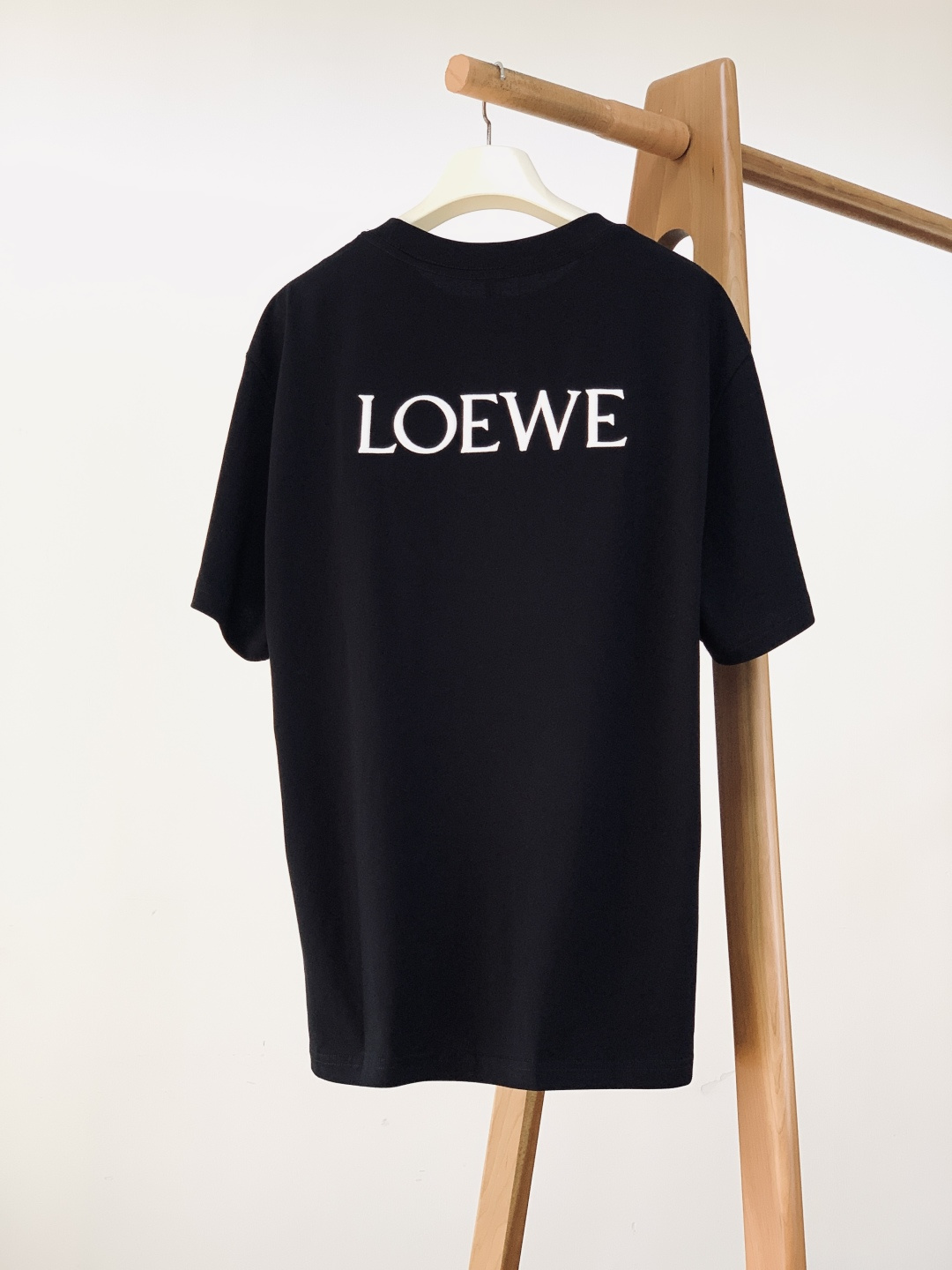 Loewe 罗意威 2026SS早春新品经典Anagram刺绣T恤，把高级感穿在身上230g重磅精梳棉，